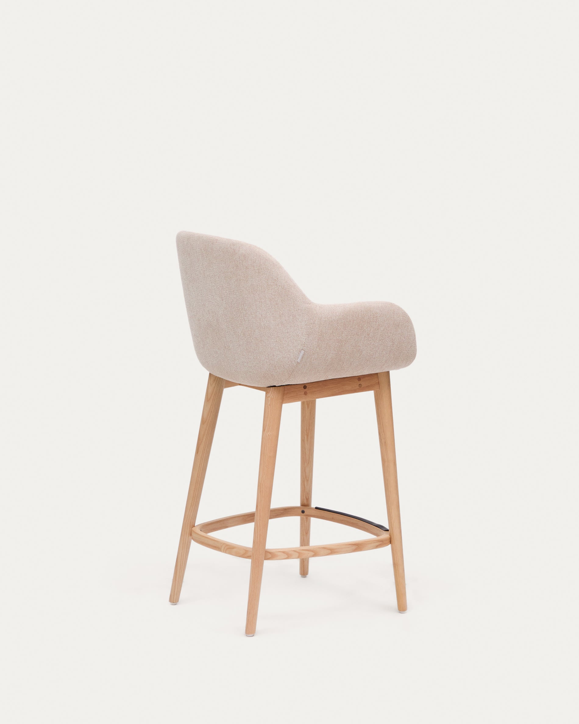 Beiger Hocker Konna, 65 cm hoch, mit robusten Eschenholzbeinen und hellem Finish, stilvoll und hochwertig, von Kave Home.