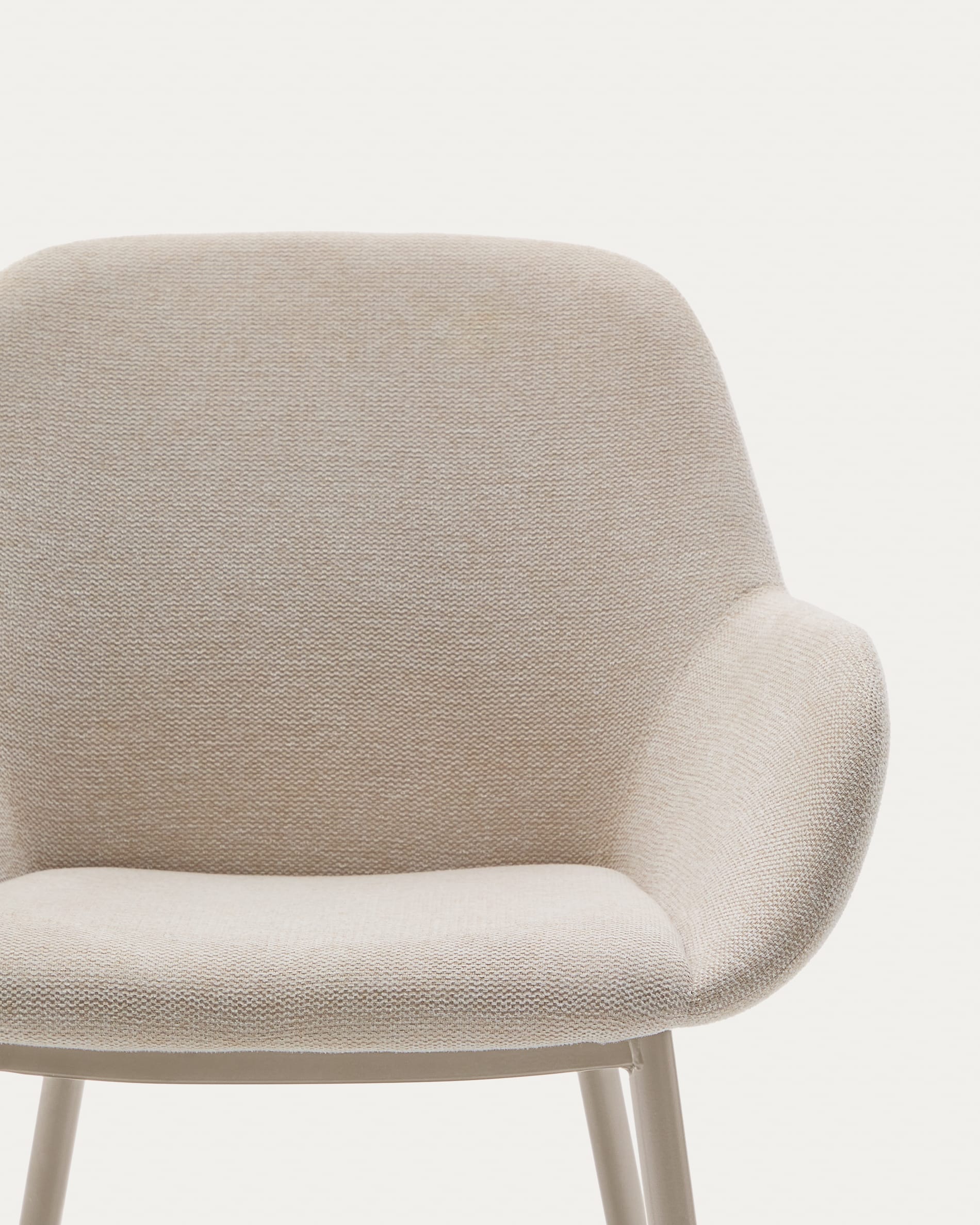 Moderner Stuhl Konna in Beige mit robusten Stahlbeinen, ideal für stilvolle und komfortable Wohnbereiche.