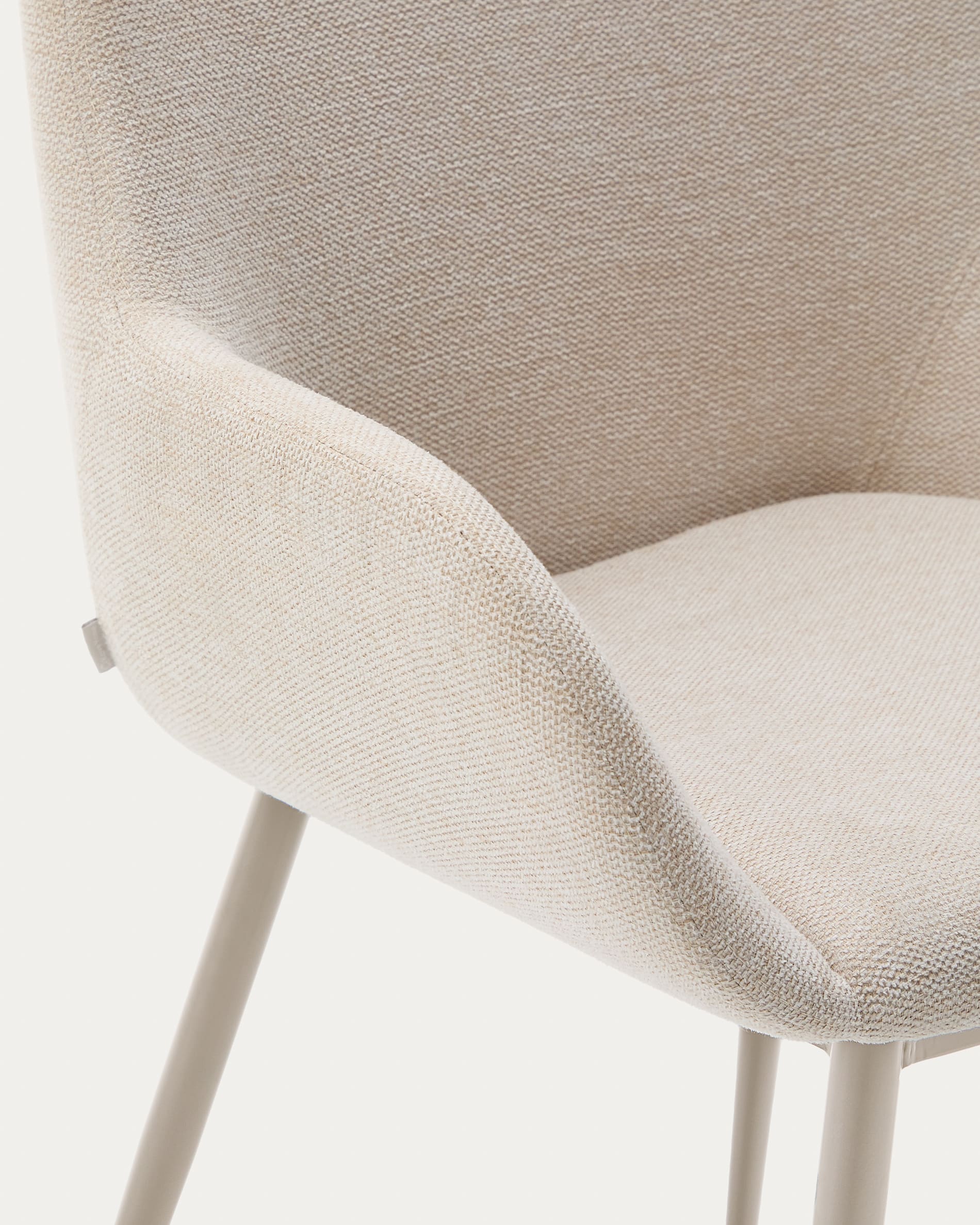 Eleganter Stuhl Konna in Beige mit stabilen Stahlbeinen, perfekt für moderne und gemütliche Wohnräume.