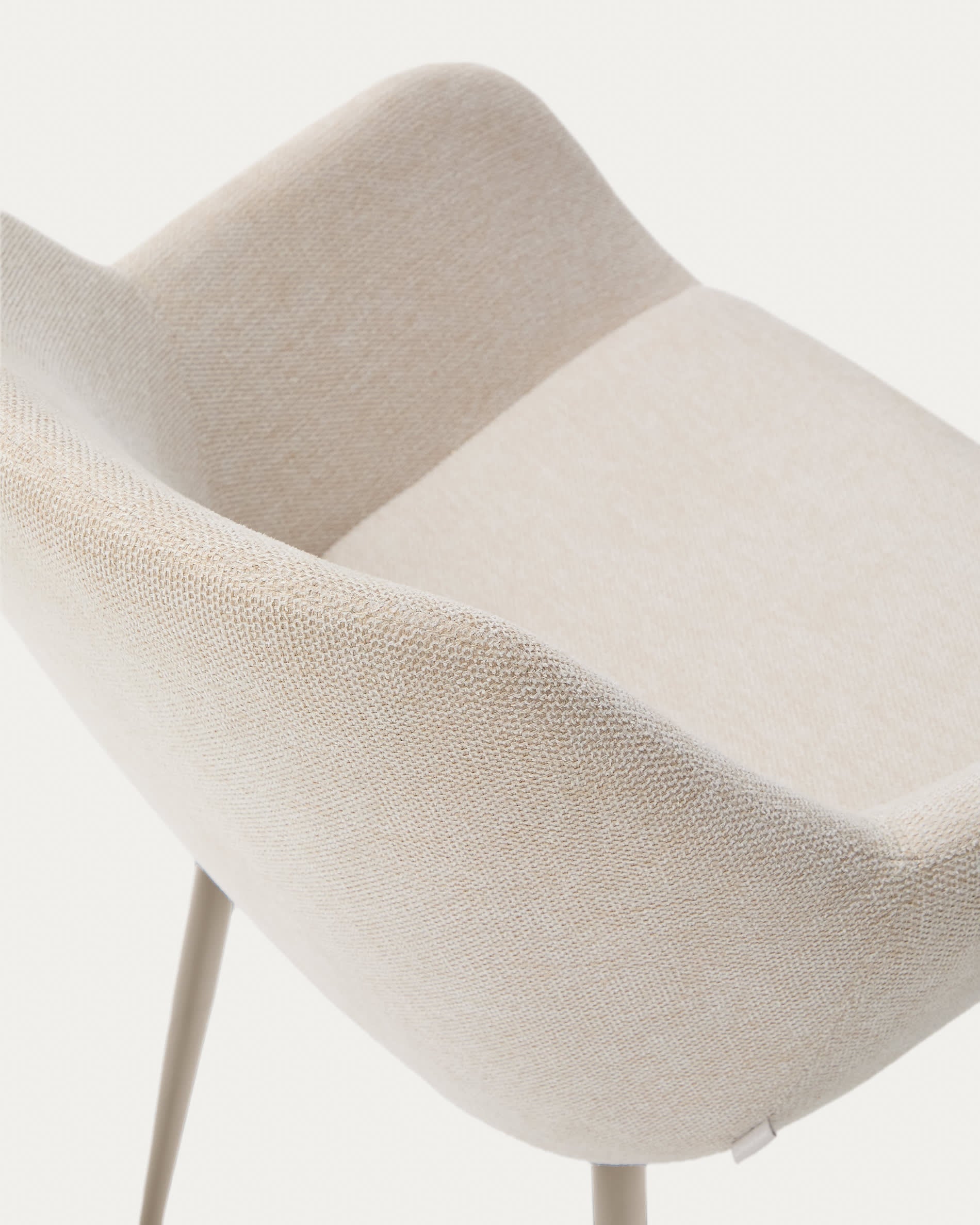 Moderner Stuhl Konna in Beige mit robusten Stahlbeinen, ideal für stilvolle und komfortable Wohnbereiche.
