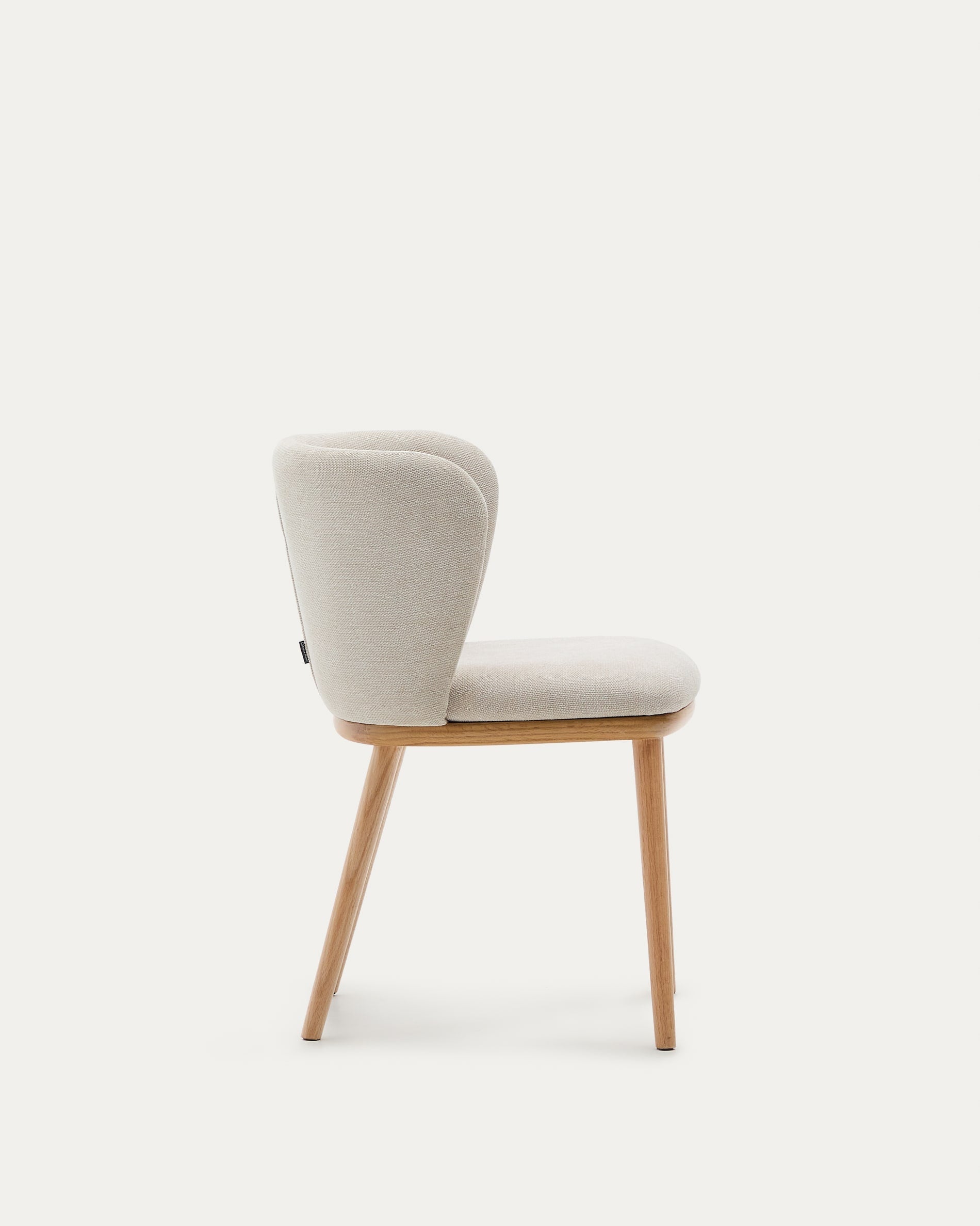 Eleganter Stuhl mit weichem Chenille-Bezug und robusten Eschenholz-Beinen, ideal für stilvolle und nachhaltige Einrichtung.