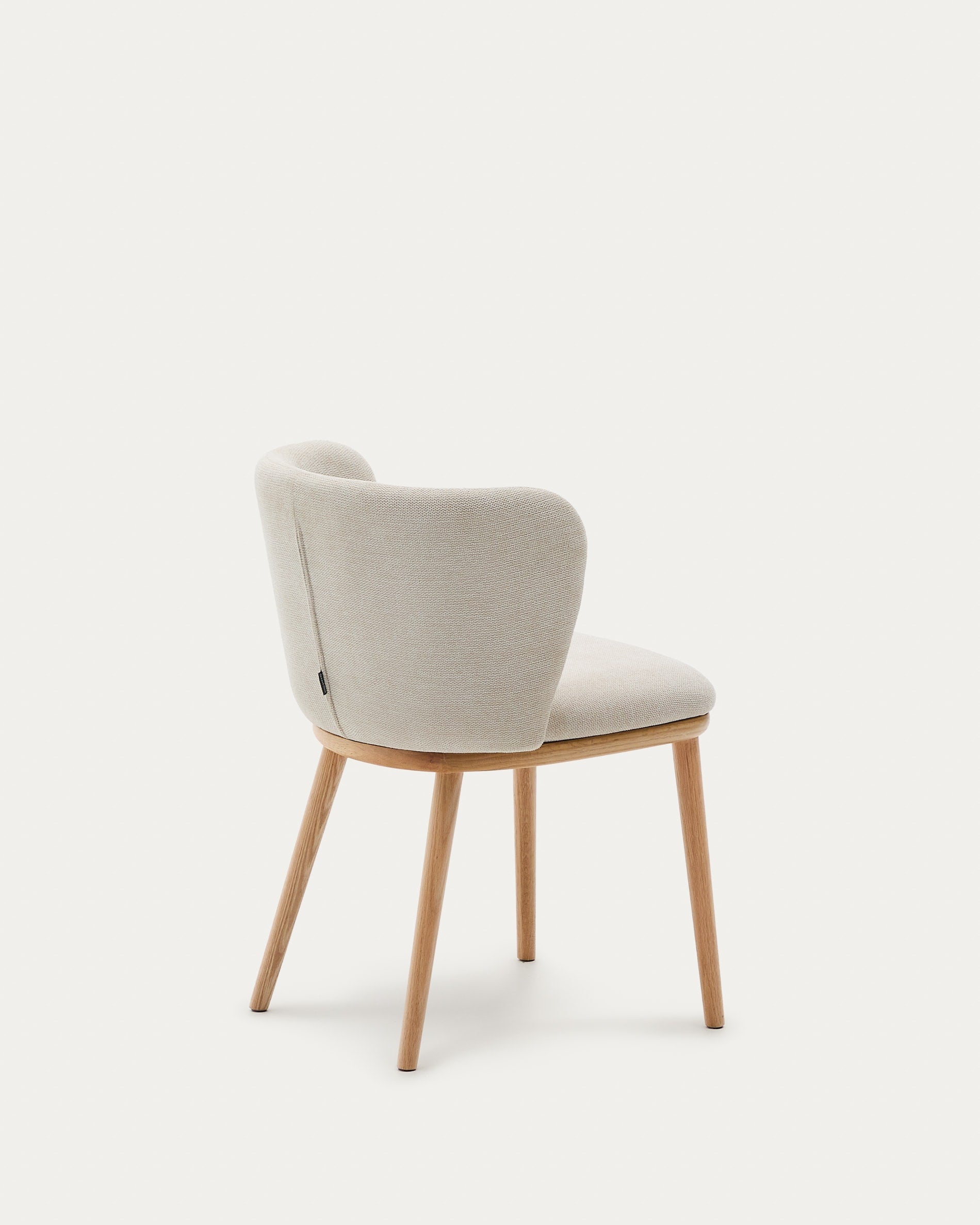 Moderner Stuhl Ciselia mit beigem Chenillebezug und FSC-zertifiziertem Eschenholz in natürlichem Finish von Kave Home.