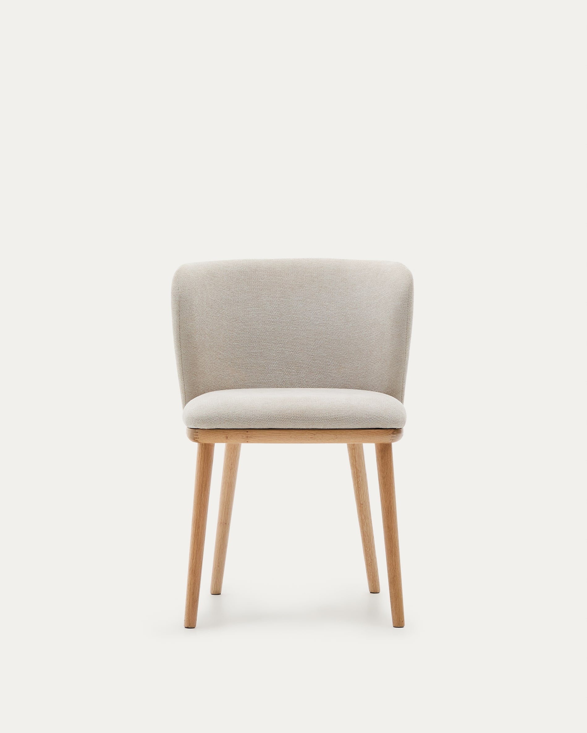 Eleganter Stuhl Ciselia mit beigem Chenillebezug und FSC-zertifiziertem Eschenholz in natürlichem Finish, von Kave Home.