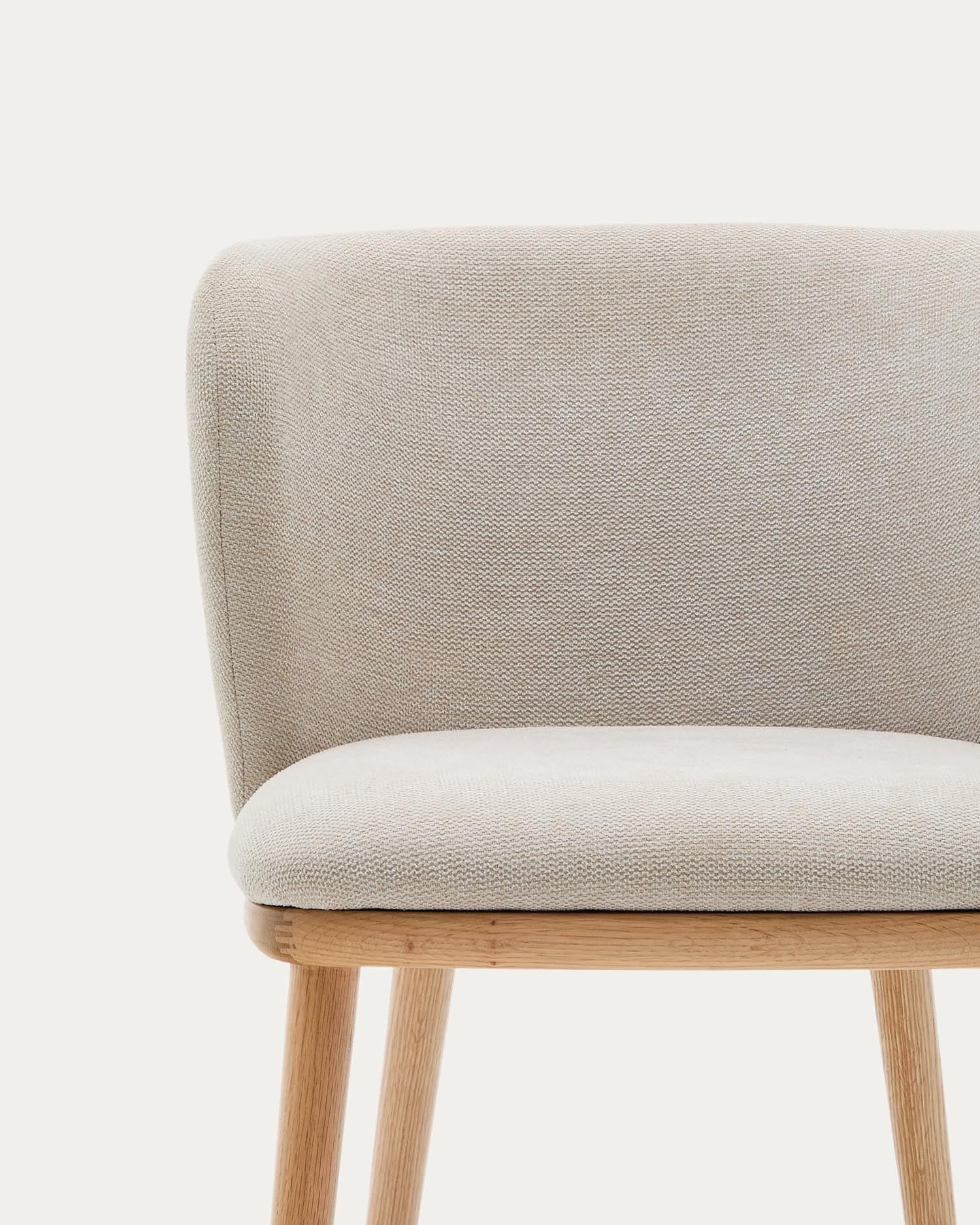 Moderner Stuhl Ciselia mit beigem Chenillebezug und FSC-zertifiziertem Eschenholz in natürlichem Finish, von Kave Home.