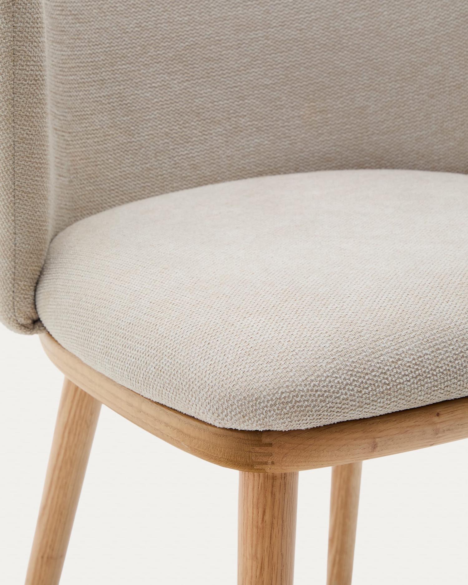 Eleganter Stuhl Ciselia mit beigem Chenillebezug und FSC-zertifiziertem Eschenholz in natürlichem Finish, von Kave Home.