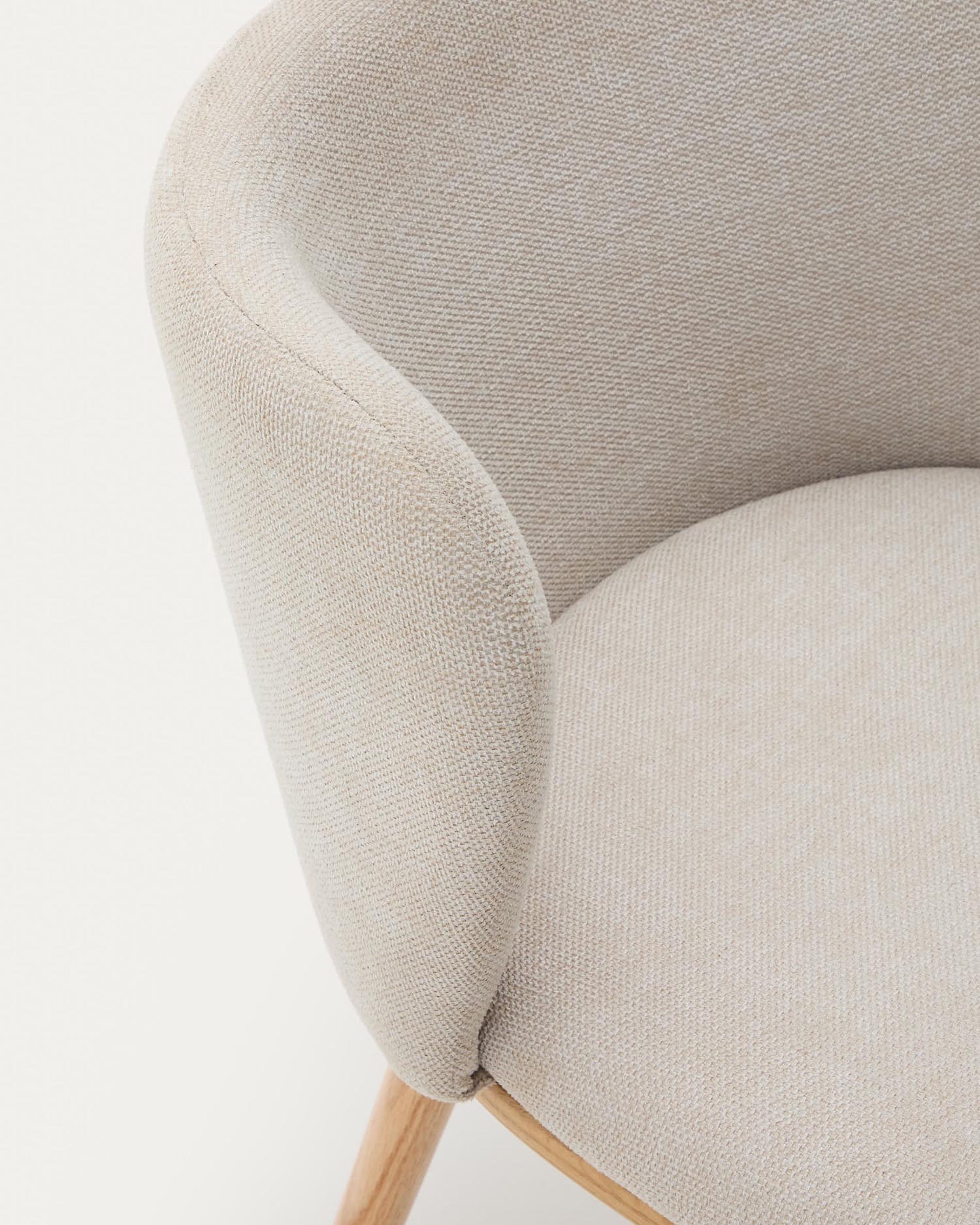Moderner Stuhl Ciselia mit beigem Chenillebezug und FSC-zertifiziertem Eschenholz in natürlichem Finish, von Kave Home.