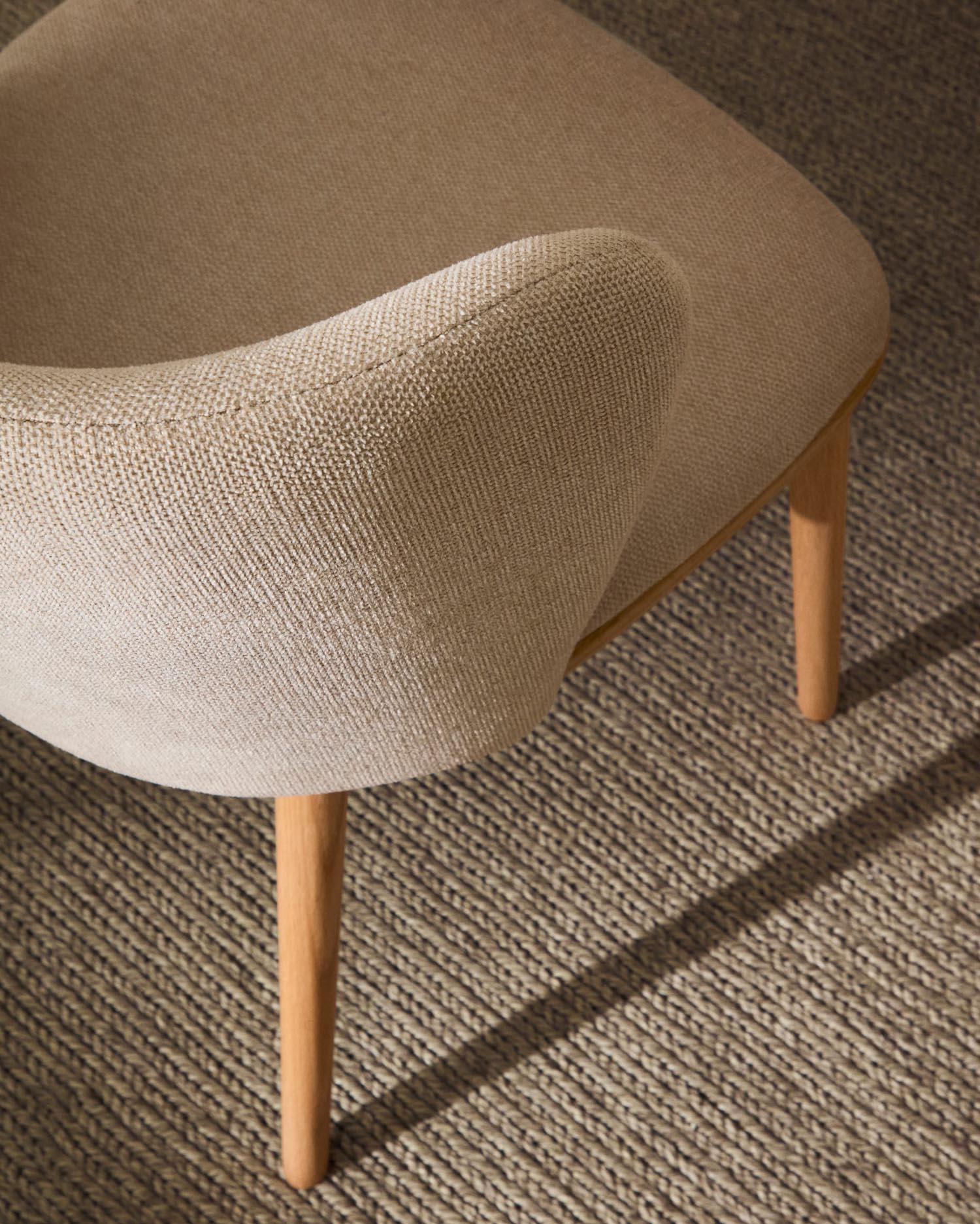 Eleganter Stuhl Ciselia in beige Chenille, massives Eschenholz mit natürlichem Finish, FSC-zertifiziert, von Kave Home.