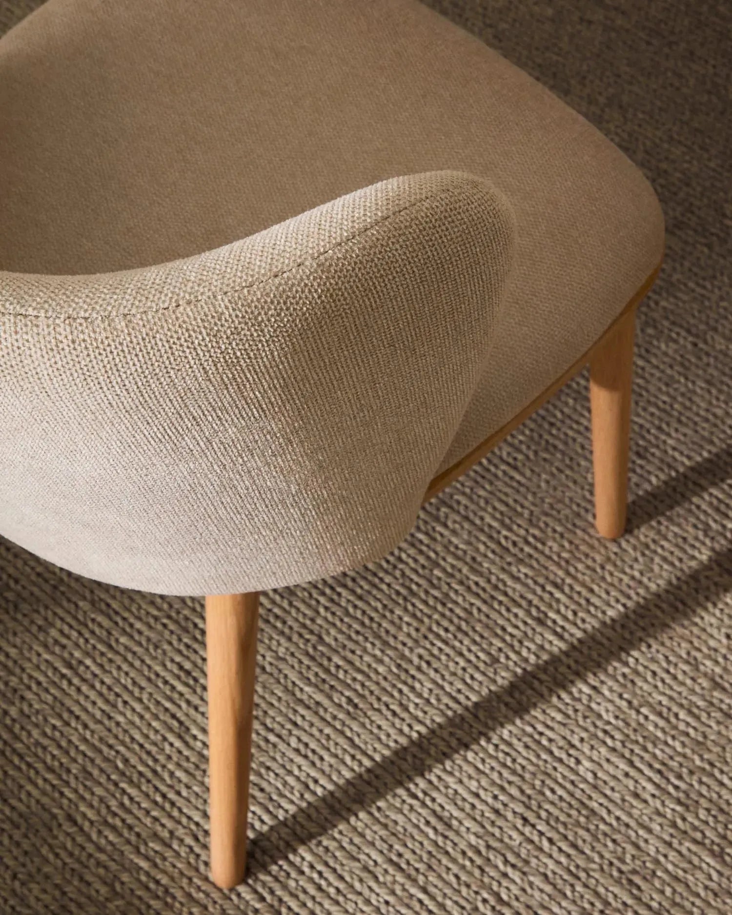 Eleganter Stuhl Ciselia aus beigem Chenille und FSC-zertifiziertem Eschenholz mit natürlichem Finish von Kave Home.