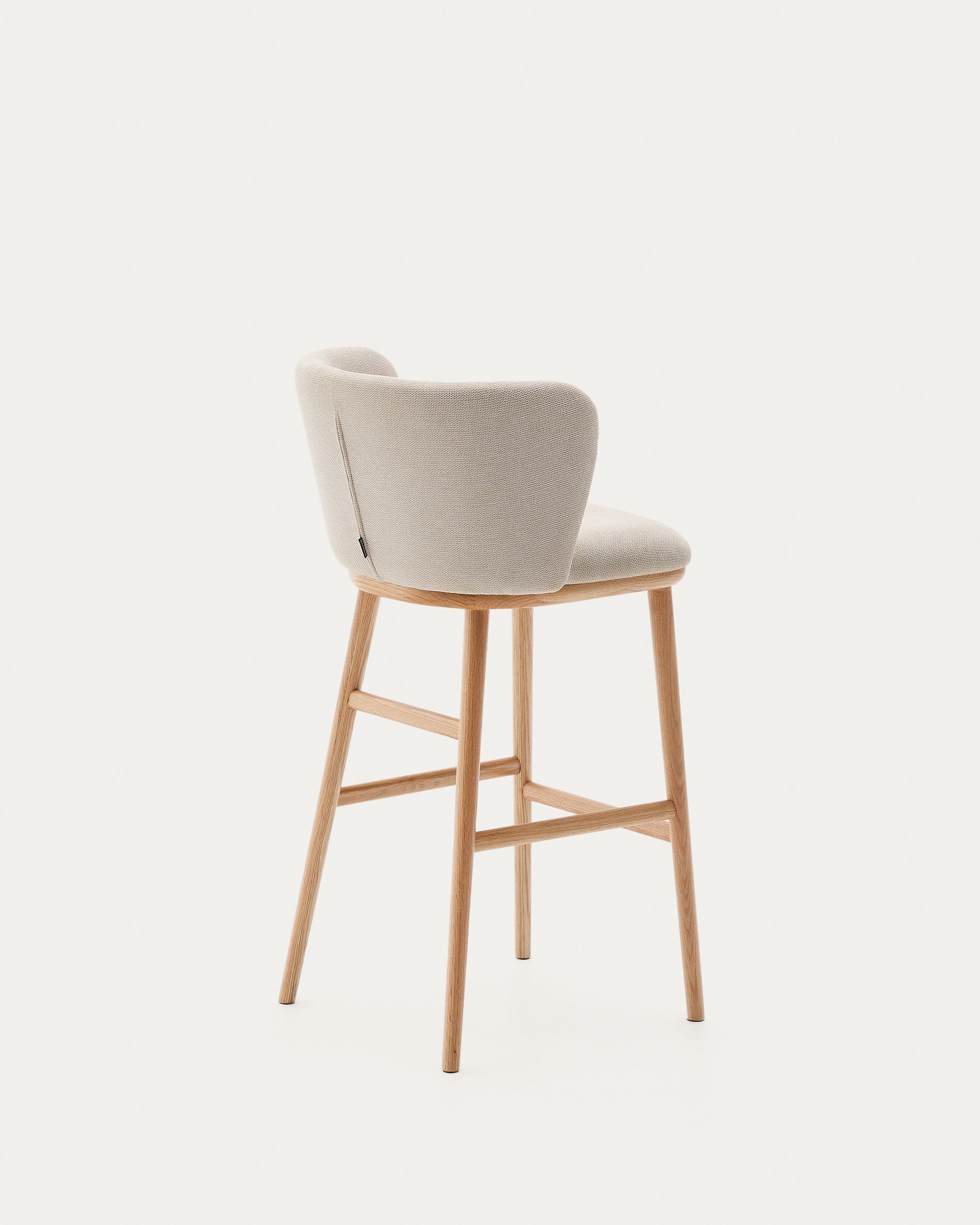 Eleganter Hocker Ciselia aus beigem Chenille-Stoff und massiver Esche mit natürlichem Finish, FSC-zertifiziert, 75 cm hoch.