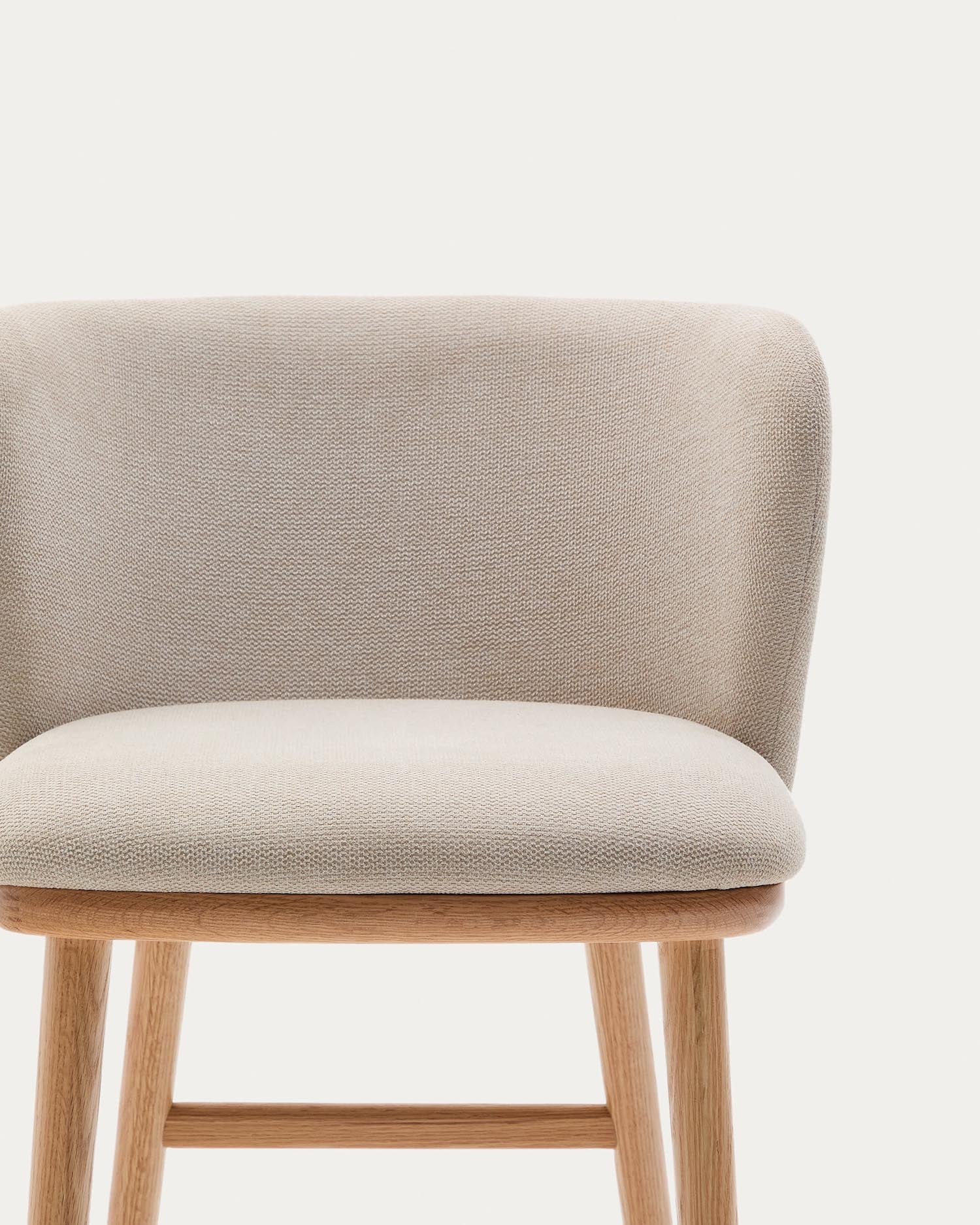 Eleganter Hocker Ciselia, 75 cm, aus beigem Chenille und Eschenholz mit natürlichem Finish, FSC-zertifiziert, stilvoll und nachhaltig.