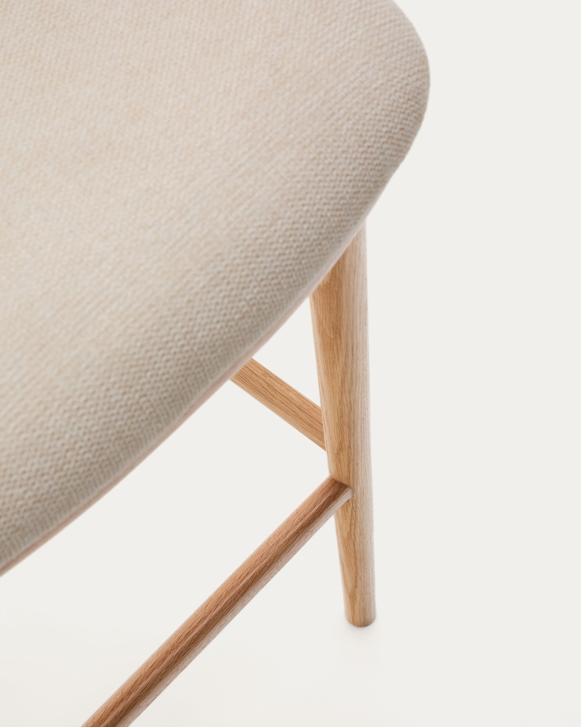 Hocker Ciselia, 75 cm, aus beigem Chenille und Eschenholz mit natürlichem Finish, FSC-zertifiziert, stilvoll und nachhaltig.