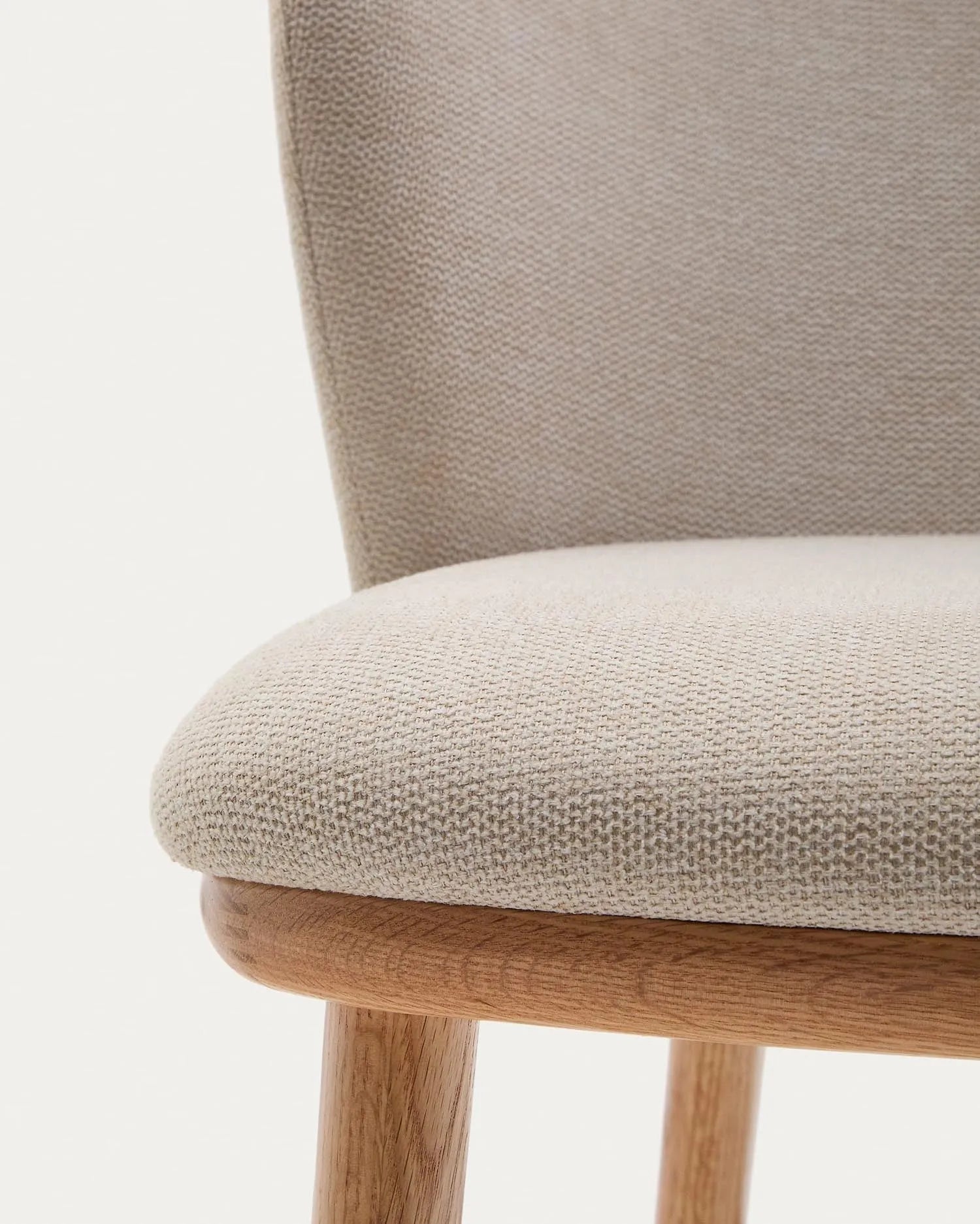 Eleganter Hocker Ciselia, 75 cm, aus beigem Chenille und FSC-zertifiziertem Eschenholz mit natürlichem Finish, nachhaltig und modern.