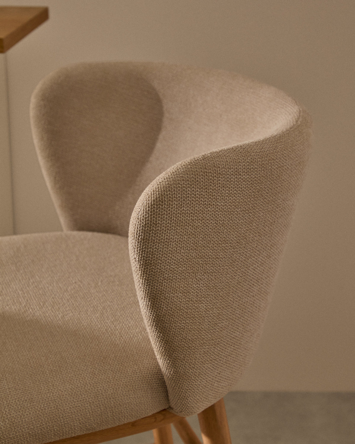 Hocker Ciselia beige Chenille und massive Esche mit natürlichem Finish FSC Mix Credit 75 cm in Beige präsentiert im Onlineshop von KAQTU Design AG. Barstuhl ist von Kave Home