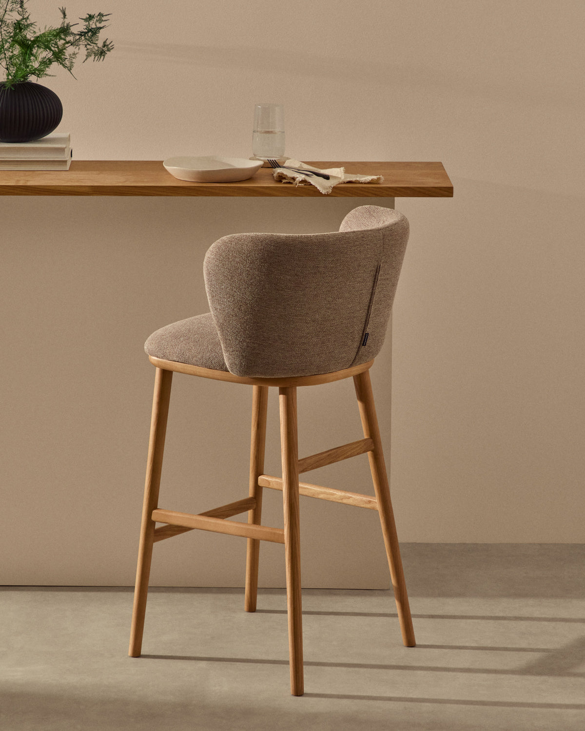 Hocker Ciselia beige Chenille und massive Esche mit natürlichem Finish FSC Mix Credit 75 cm in Beige präsentiert im Onlineshop von KAQTU Design AG. Barstuhl ist von Kave Home