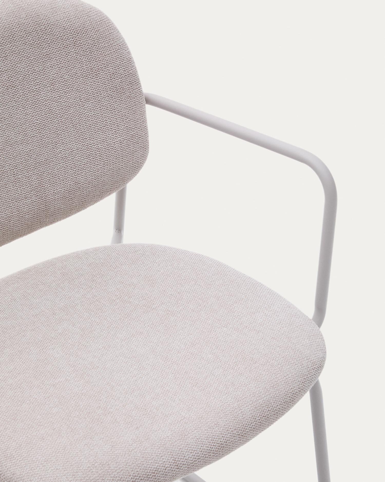 Entdecken Sie den Stuhl Meli von Kave Home: Beige Chenille und robuste Metallbeine bieten stilvollen Komfort für jedes Zuhause.
