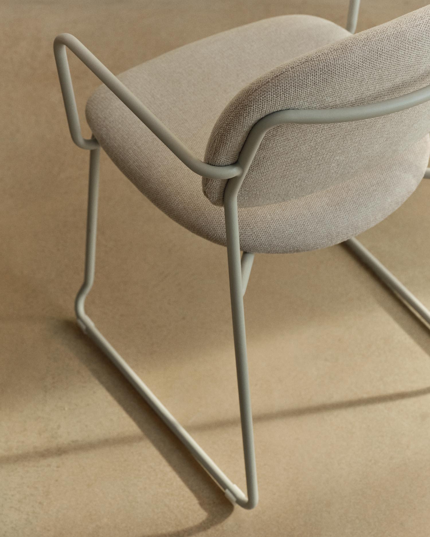 Stuhl Meli mit beiger Chenille und beigen Metallbeinen FSC Mix Credit in Beige präsentiert im Onlineshop von KAQTU Design AG. Stuhl ist von Kave Home