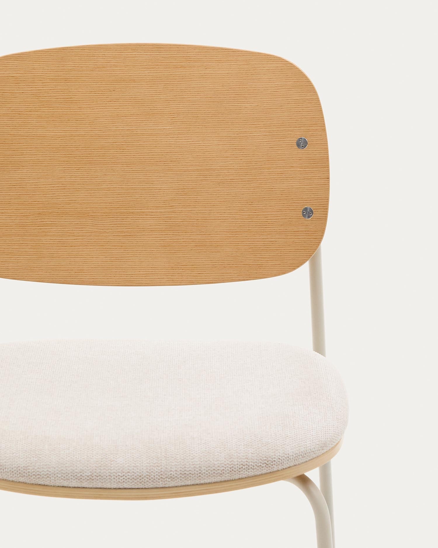 Stapelbarer Stuhl Meli aus Pappelschichtholz mit beiger Chenille-Sitzfläche und beigen Metallbeinen FSC Mix Credit in Beige präsentiert im Onlineshop von KAQTU Design AG. Stuhl ist von Kave Home