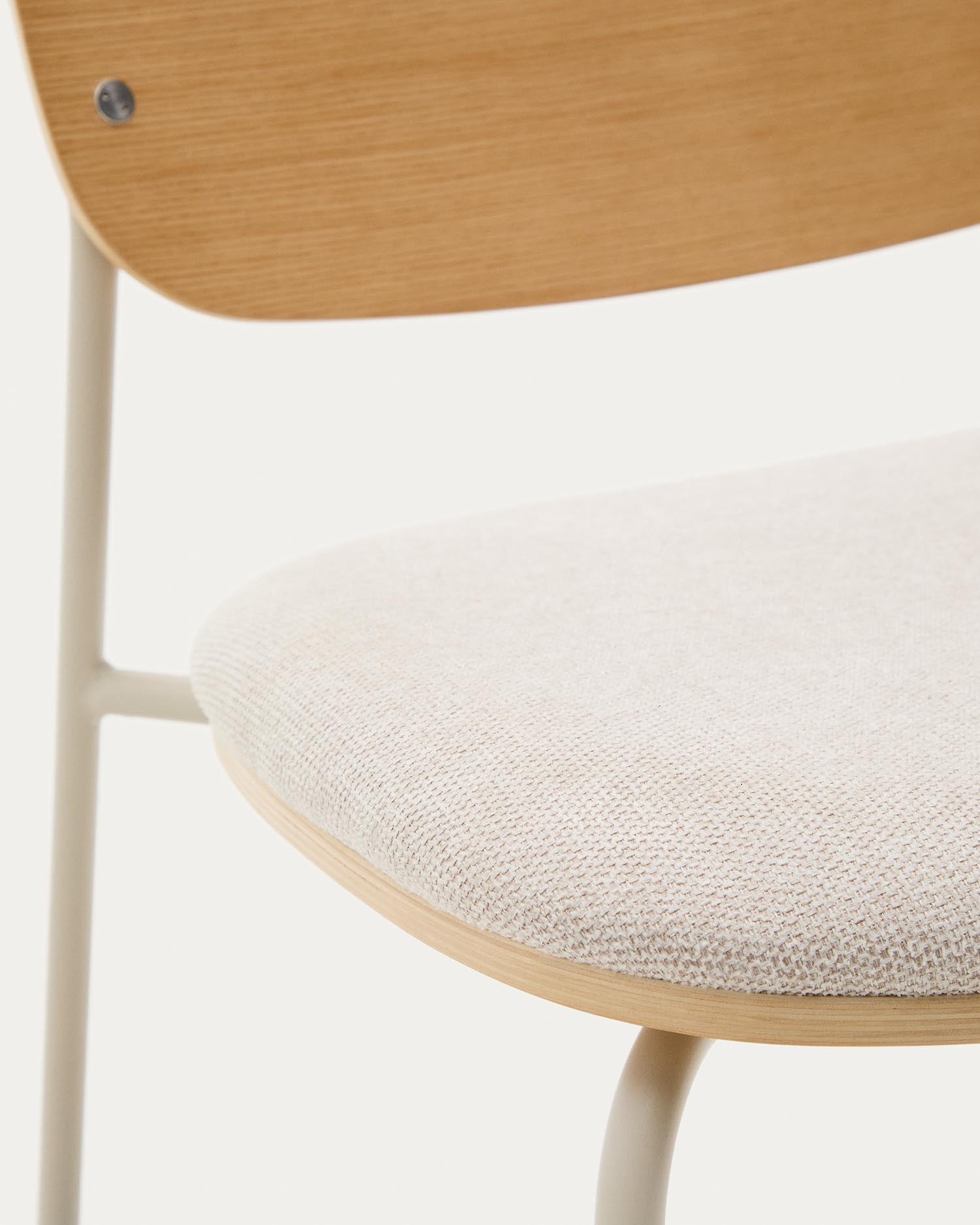 Entdecken Sie den eleganten Meli Stuhl von Kave Home: stapelbar, mit beiger Chenille-Sitzfläche und nachhaltigem Pappelschichtholz. Ideal für stilvolle Räume!