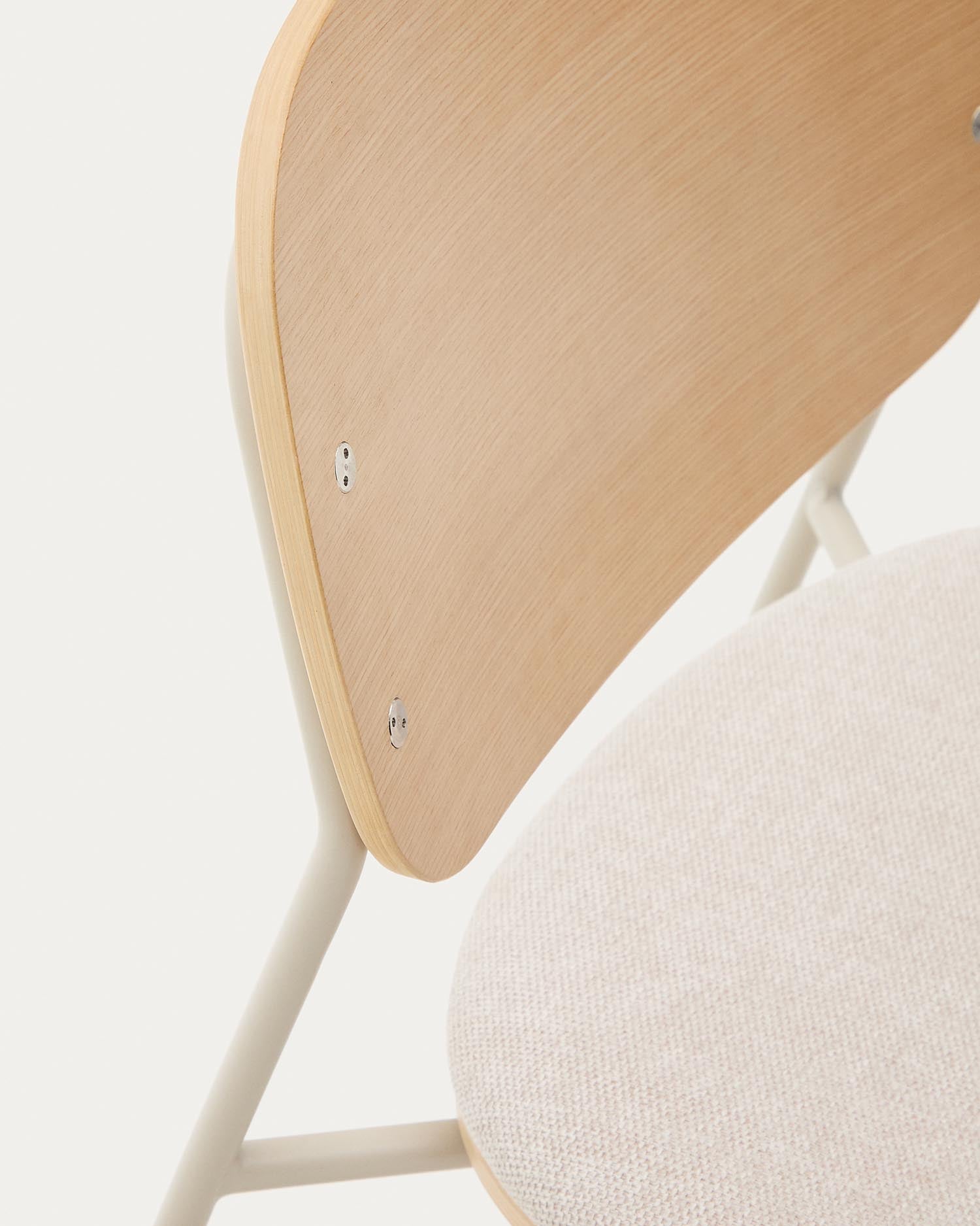 Stapelbarer Stuhl Meli aus Pappelschichtholz mit beiger Chenille-Sitzfläche und beigen Metallbeinen FSC Mix Credit in Beige präsentiert im Onlineshop von KAQTU Design AG. Stuhl ist von Kave Home