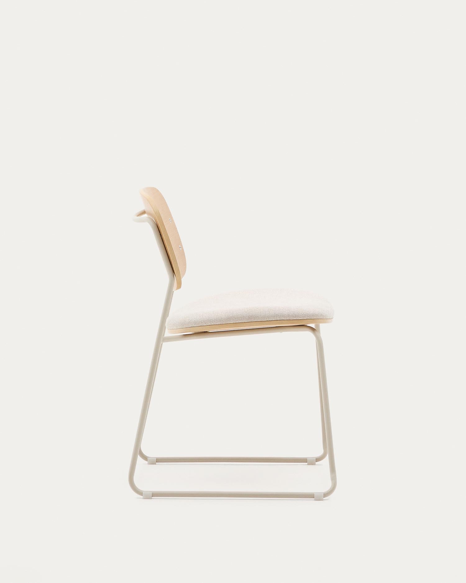 Stapelbarer Stuhl Meli aus Pappelschichtholz mit beiger Chenille-Sitzfläche und beigen Metallbeinen FSC Mix Credit in Beige präsentiert im Onlineshop von KAQTU Design AG. Stuhl ist von Kave Home