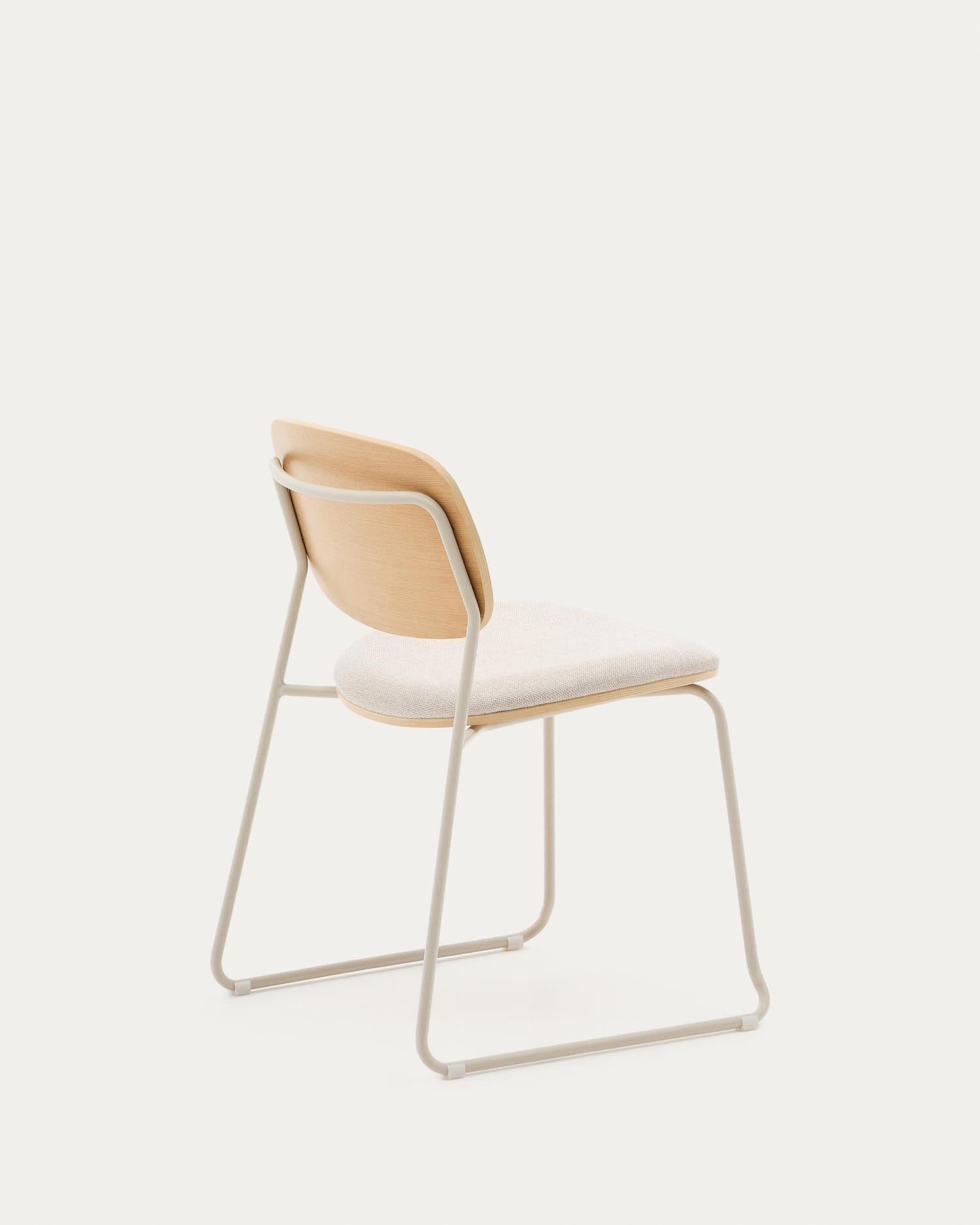 Stapelbarer Stuhl Meli aus Pappelschichtholz mit beiger Chenille-Sitzfläche und beigen Metallbeinen FSC Mix Credit in Beige präsentiert im Onlineshop von KAQTU Design AG. Stuhl ist von Kave Home