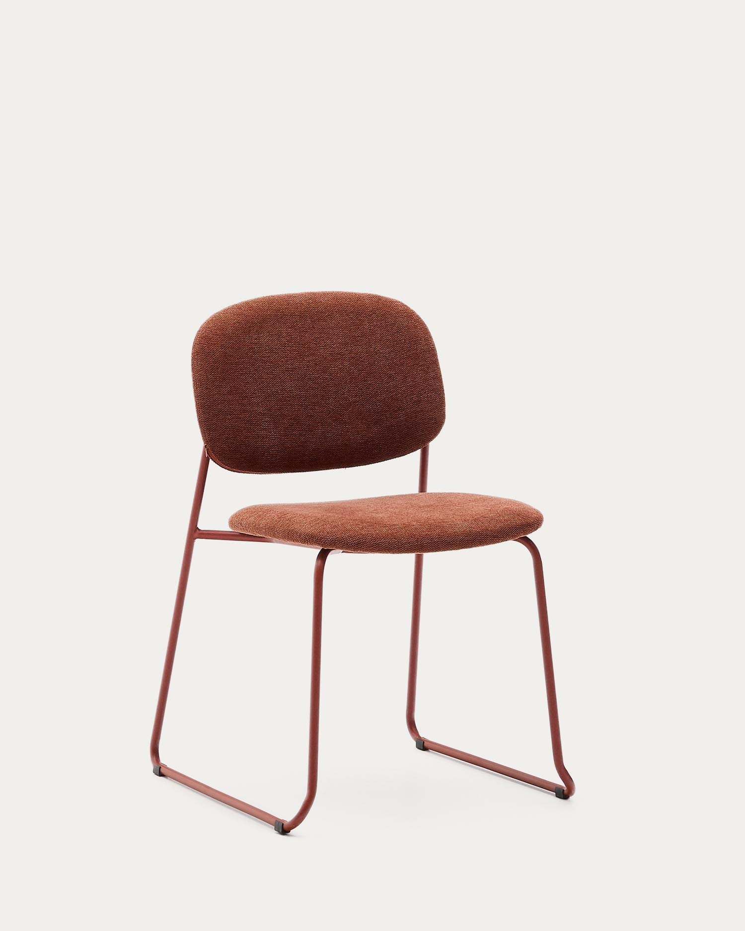 Stapelbarer Stuhl Meli mit terrakottafarbener Chenille und terrakottafarbenen Metallbeinen FSC Mix Credit in Terrakotta präsentiert im Onlineshop von KAQTU Design AG. Stuhl ist von Kave Home