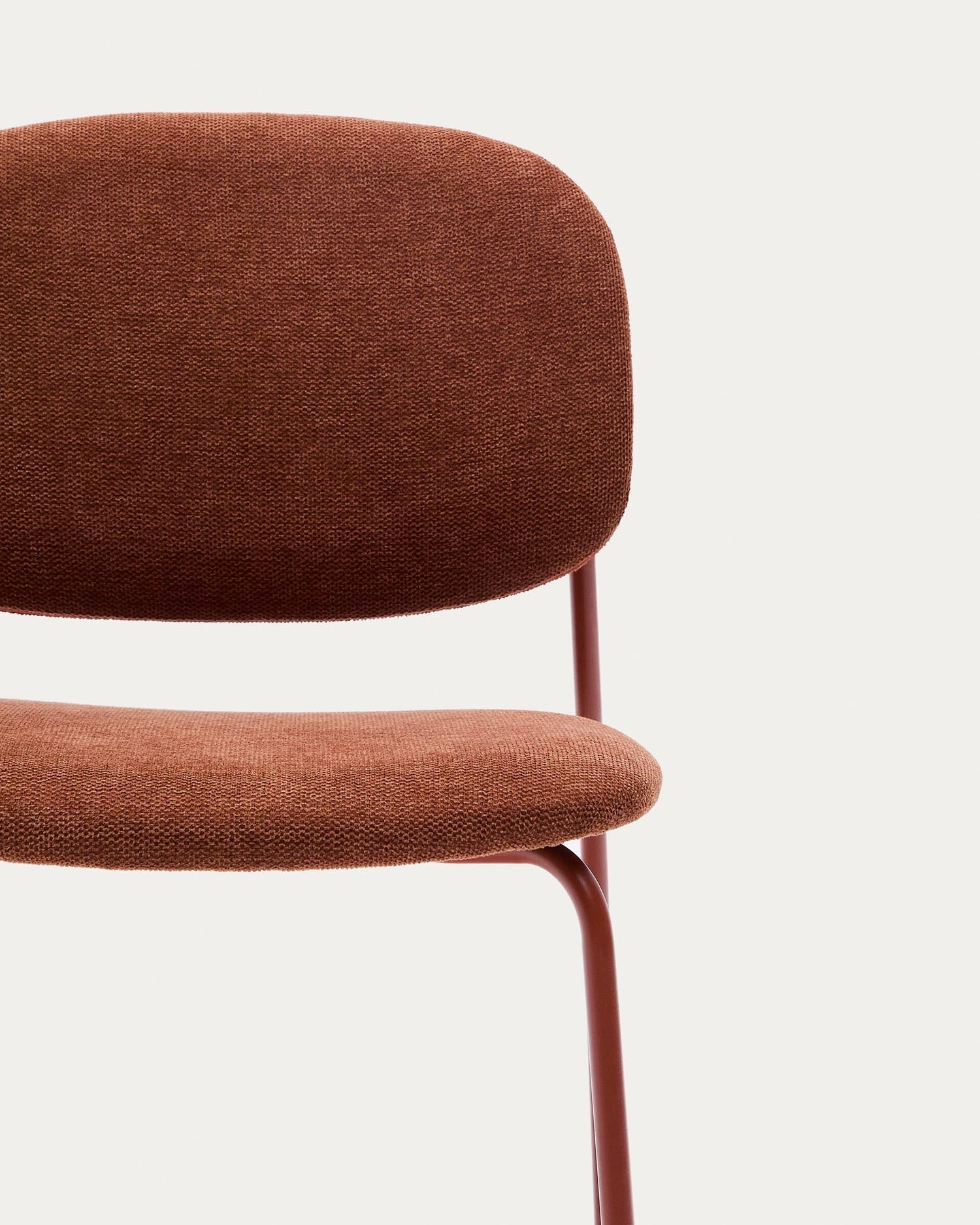 Stapelbarer Stuhl Meli mit terrakottafarbener Chenille und terrakottafarbenen Metallbeinen FSC Mix Credit in Terrakotta präsentiert im Onlineshop von KAQTU Design AG. Stuhl ist von Kave Home