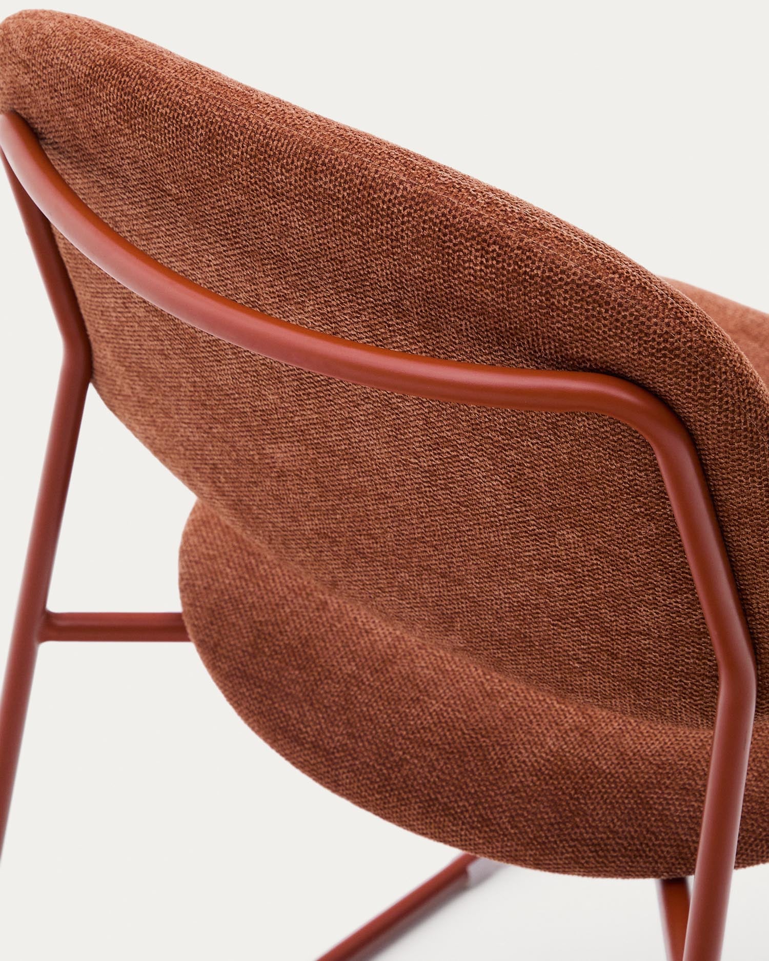Stapelbarer Stuhl Meli von Kave Home: Eleganter Terrakotta-Chenille-Stuhl mit robusten Metallbeinen – perfekt für stilvolle und nachhaltige Einrichtung.