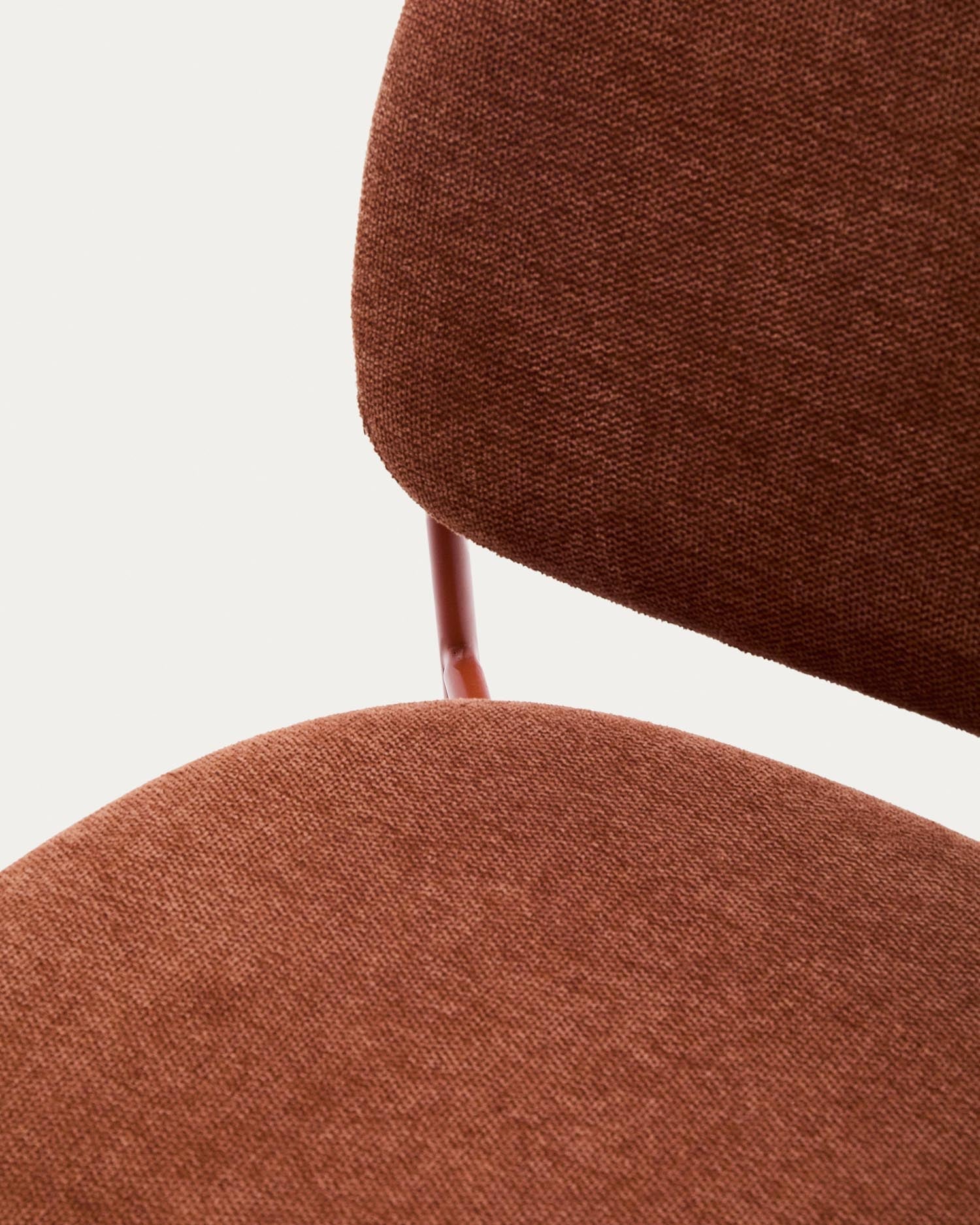 Stapelbarer Stuhl Meli mit terrakottafarbener Chenille und terrakottafarbenen Metallbeinen FSC Mix Credit in Terrakotta präsentiert im Onlineshop von KAQTU Design AG. Stuhl ist von Kave Home