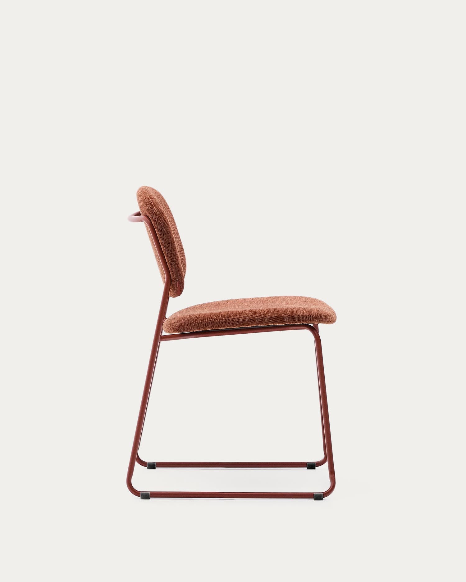 Stapelbarer Stuhl Meli mit terrakottafarbener Chenille und terrakottafarbenen Metallbeinen FSC Mix Credit in Terrakotta präsentiert im Onlineshop von KAQTU Design AG. Stuhl ist von Kave Home