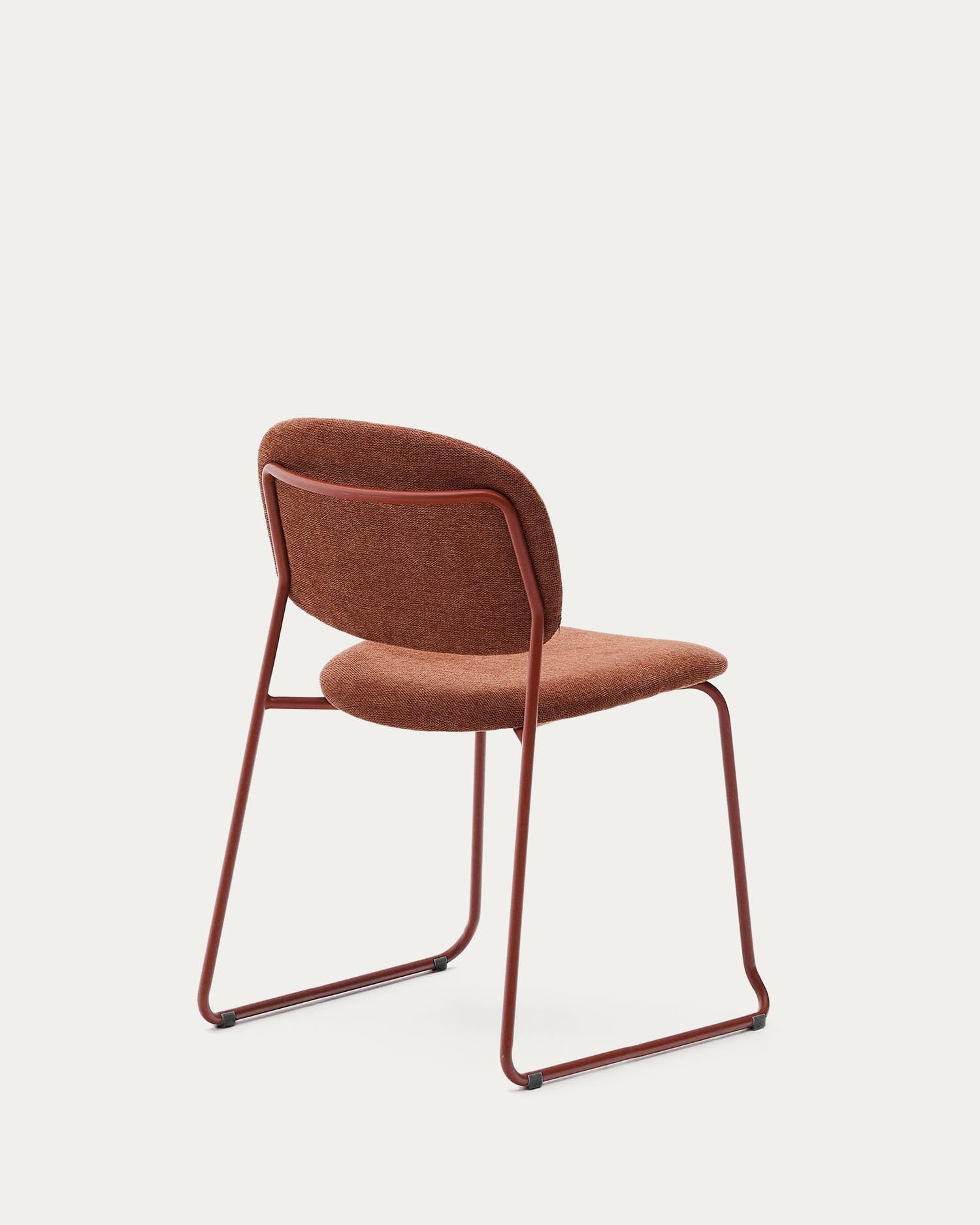 Stapelbarer Stuhl Meli von Kave Home: Moderner Terrakotta-Chenille-Stuhl mit stabilen Metallbeinen – ideal für stilvolle und nachhaltige Wohnräume.