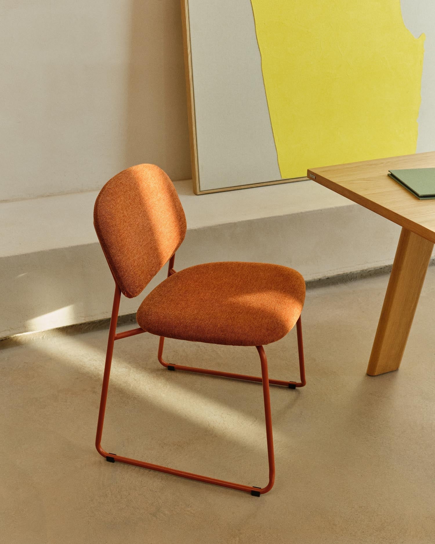 Stapelbarer Stuhl Meli mit terrakottafarbener Chenille und terrakottafarbenen Metallbeinen FSC Mix Credit in Terrakotta präsentiert im Onlineshop von KAQTU Design AG. Stuhl ist von Kave Home