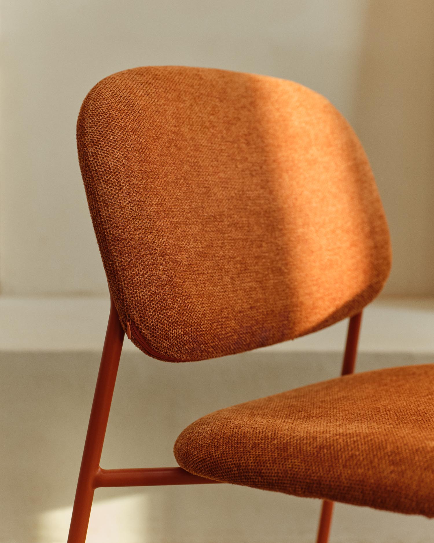 Stapelbarer Stuhl Meli mit terrakottafarbener Chenille und terrakottafarbenen Metallbeinen FSC Mix Credit in Terrakotta präsentiert im Onlineshop von KAQTU Design AG. Stuhl ist von Kave Home
