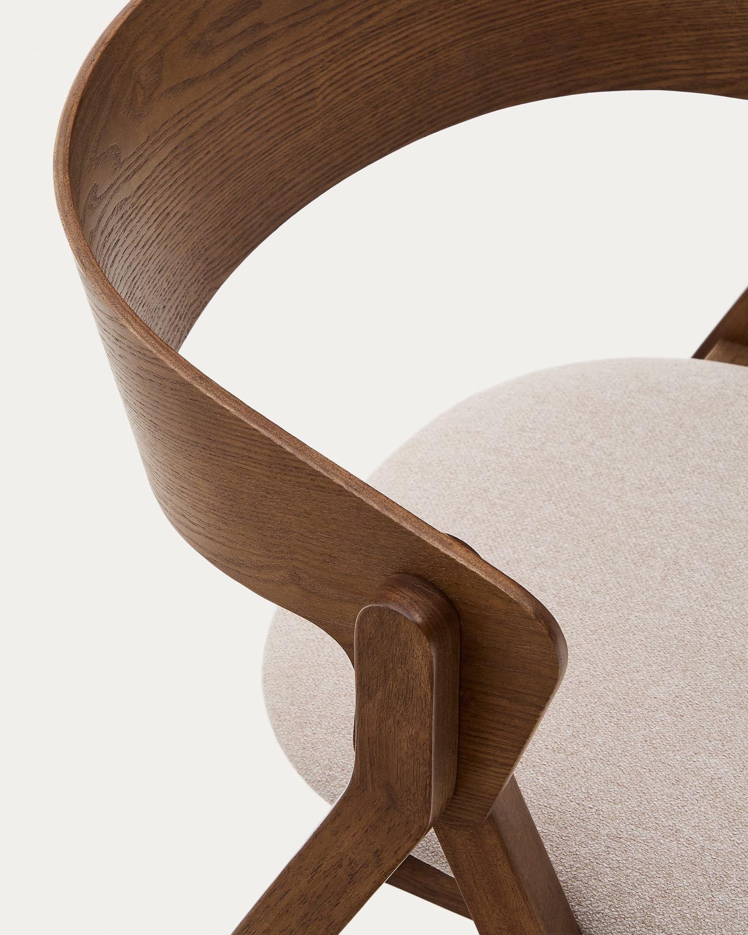 Eleganter Stuhl Godia aus Eschefurnier und massivem Kautschukholz mit Wengé-Finish, bezogen mit weicher beigefarbener Chenille.