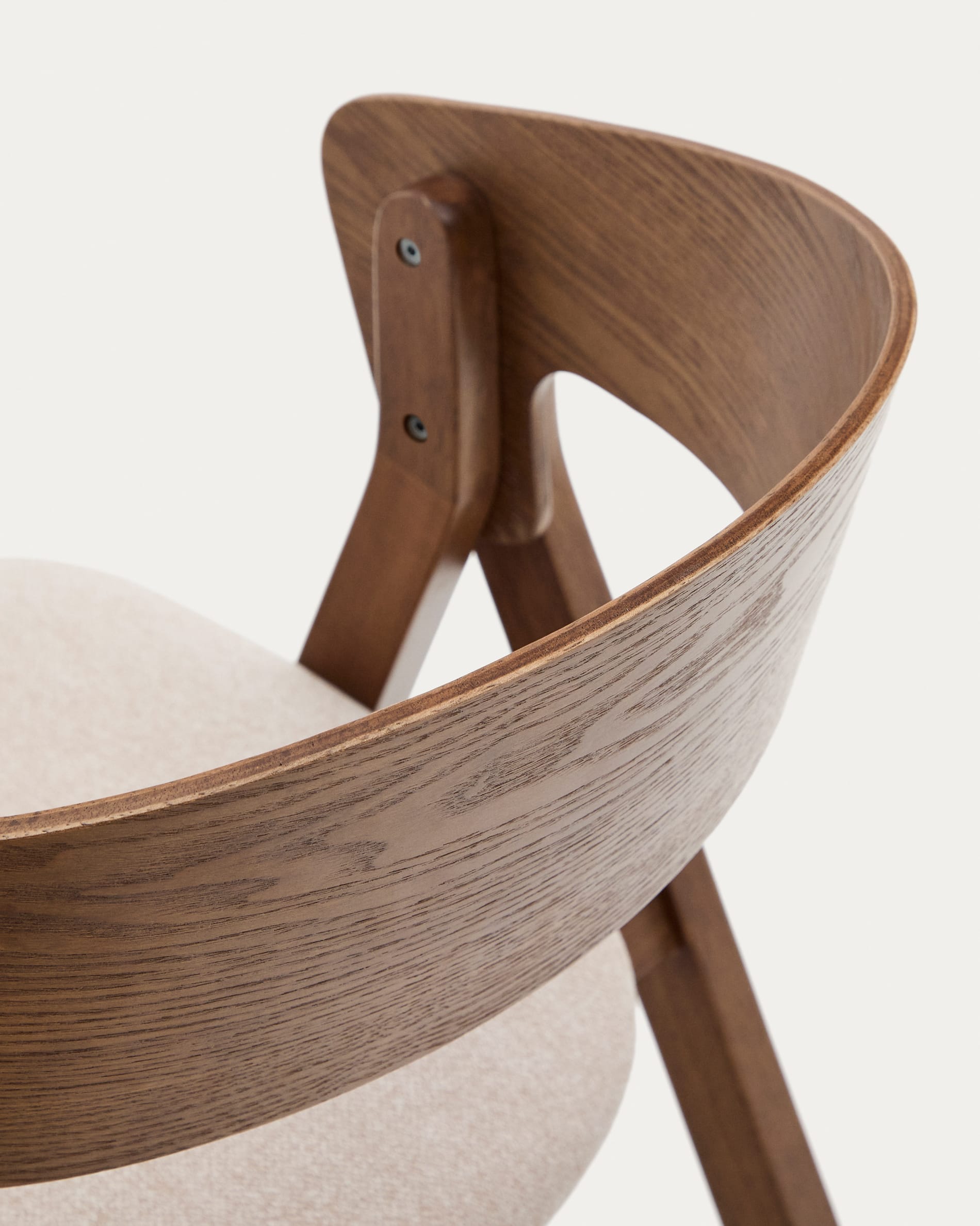 Eleganter Stuhl Godia aus Eschefurnier und massivem Kautschukholz mit Wengé-Finish, bezogen mit weicher beigefarbener Chenille.