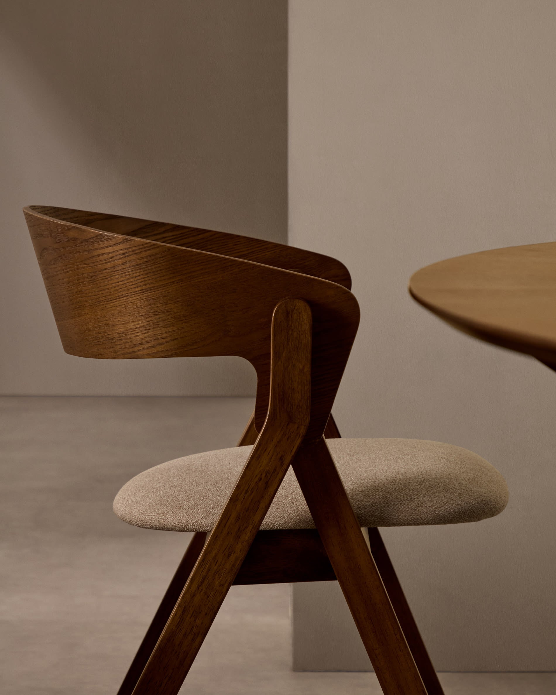 Eleganter Stuhl Godia aus Eschefurnier und massivem Kautschukholz mit Wengé-Finish, bezogen mit beigefarbener Chenille.