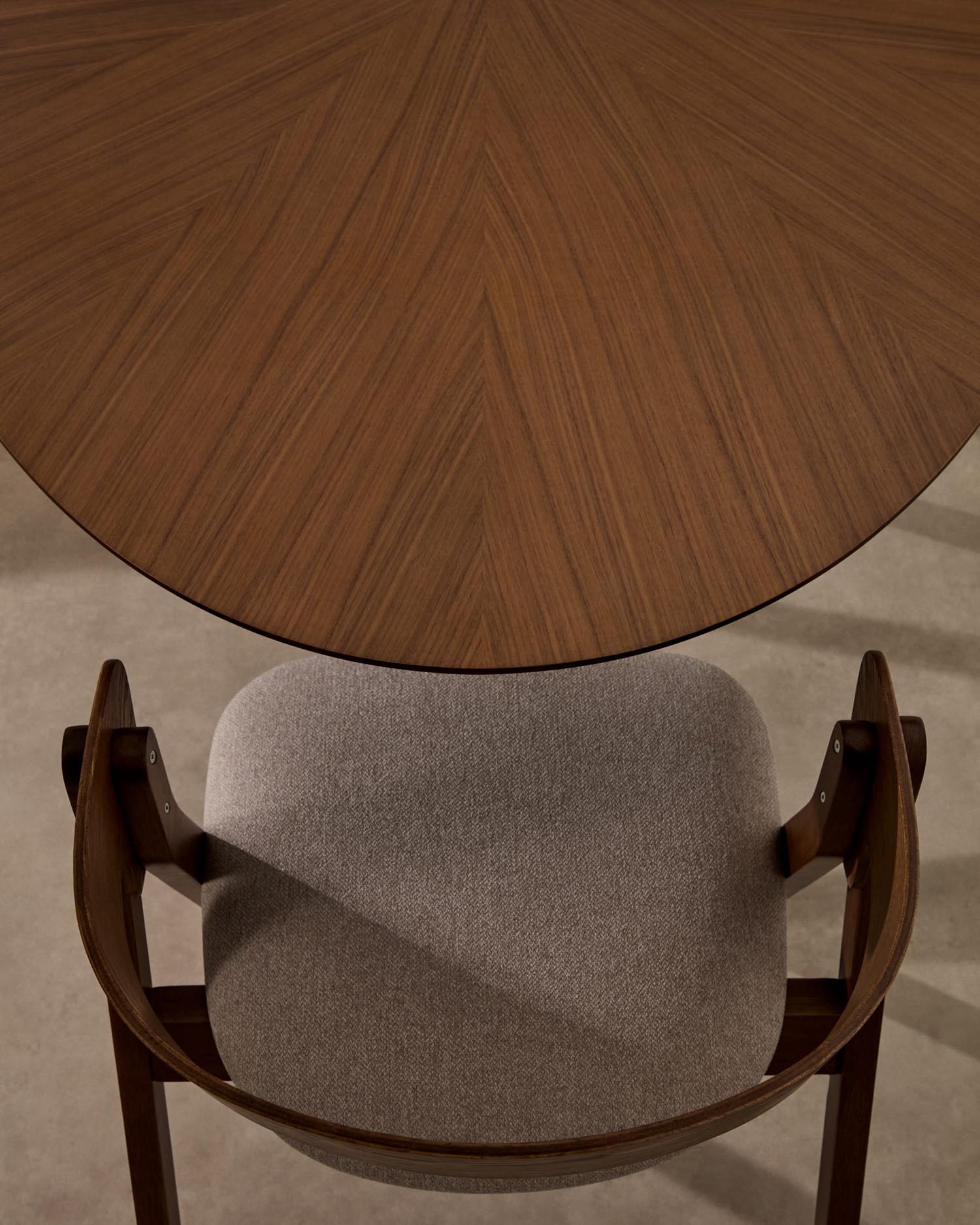 Stuhl Godia: Eschefurnier, massives Kautschukholz mit Wengé-Finish, bezogen mit beigefarbener Chenille, stilvoll und bequem.