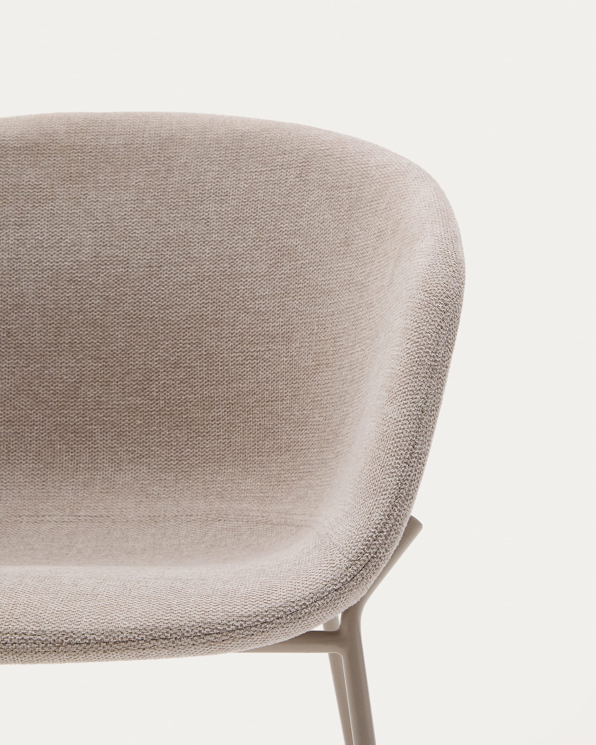 Eleganter Stuhl Yvette mit weicher Chenille-Polsterung in Beige und stabilen Stahlbeinen, ideal für moderne Wohnräume.
