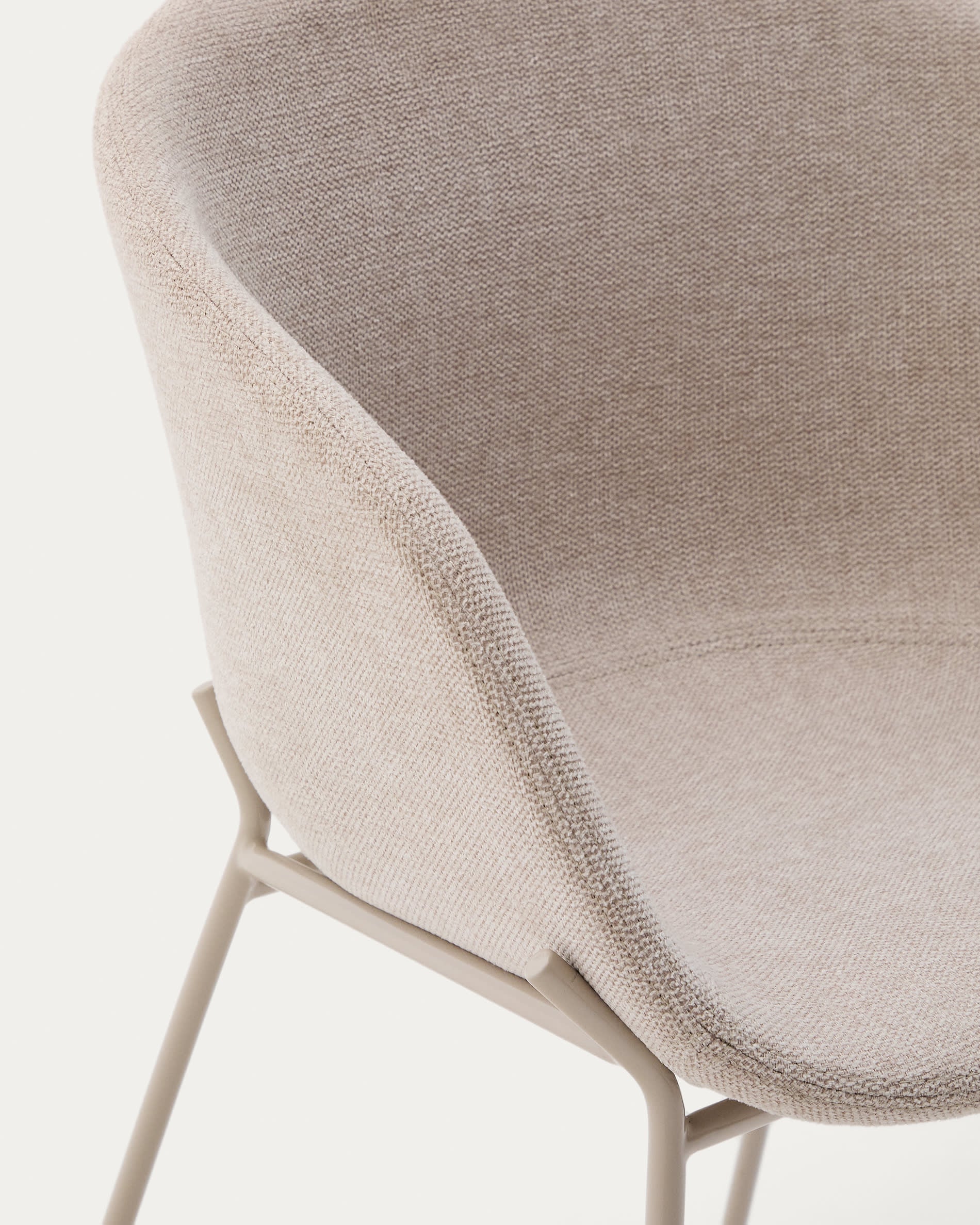 Moderner Stuhl Yvette mit beiger Chenille-Polsterung und robusten Stahlbeinen in passendem Finish, perfekt für stilvolle Räume.