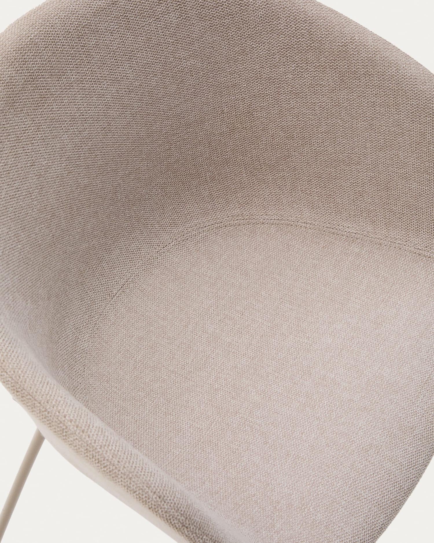 Eleganter Stuhl Yvette mit weicher Chenille-Polsterung in Beige und stabilen Stahlbeinen mit passendem Finish, ideal für modernes Wohnen.