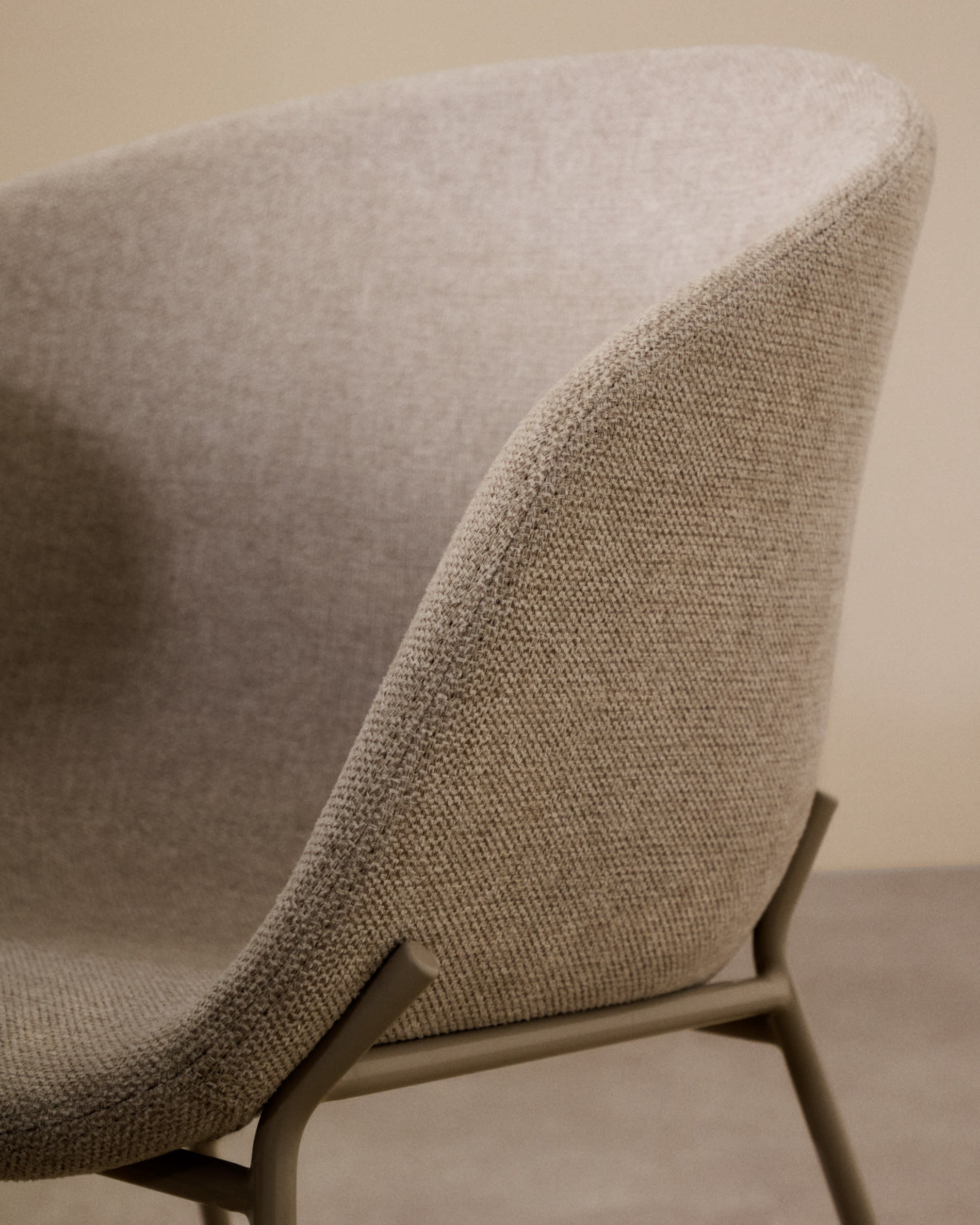 Moderner Stuhl Yvette mit weicher Chenille-Polsterung in Beige und robusten Stahlbeinen mit passendem Finish von Kave Home.