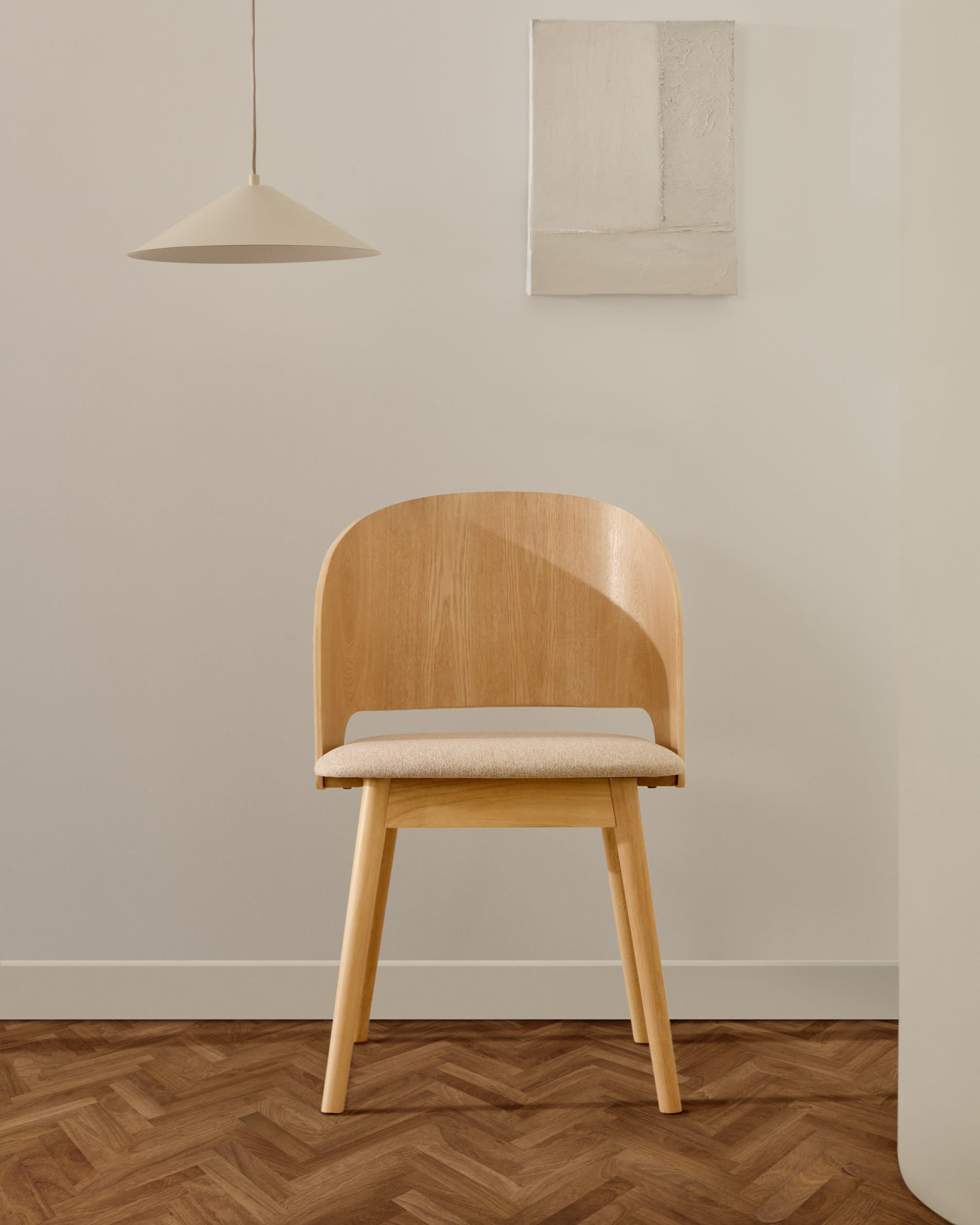 Eleganter Stuhl Senoa aus Eschefurnier und massivem Kautschukholz, naturfarben, mit beigem Chenillebezug, von Kave Home.