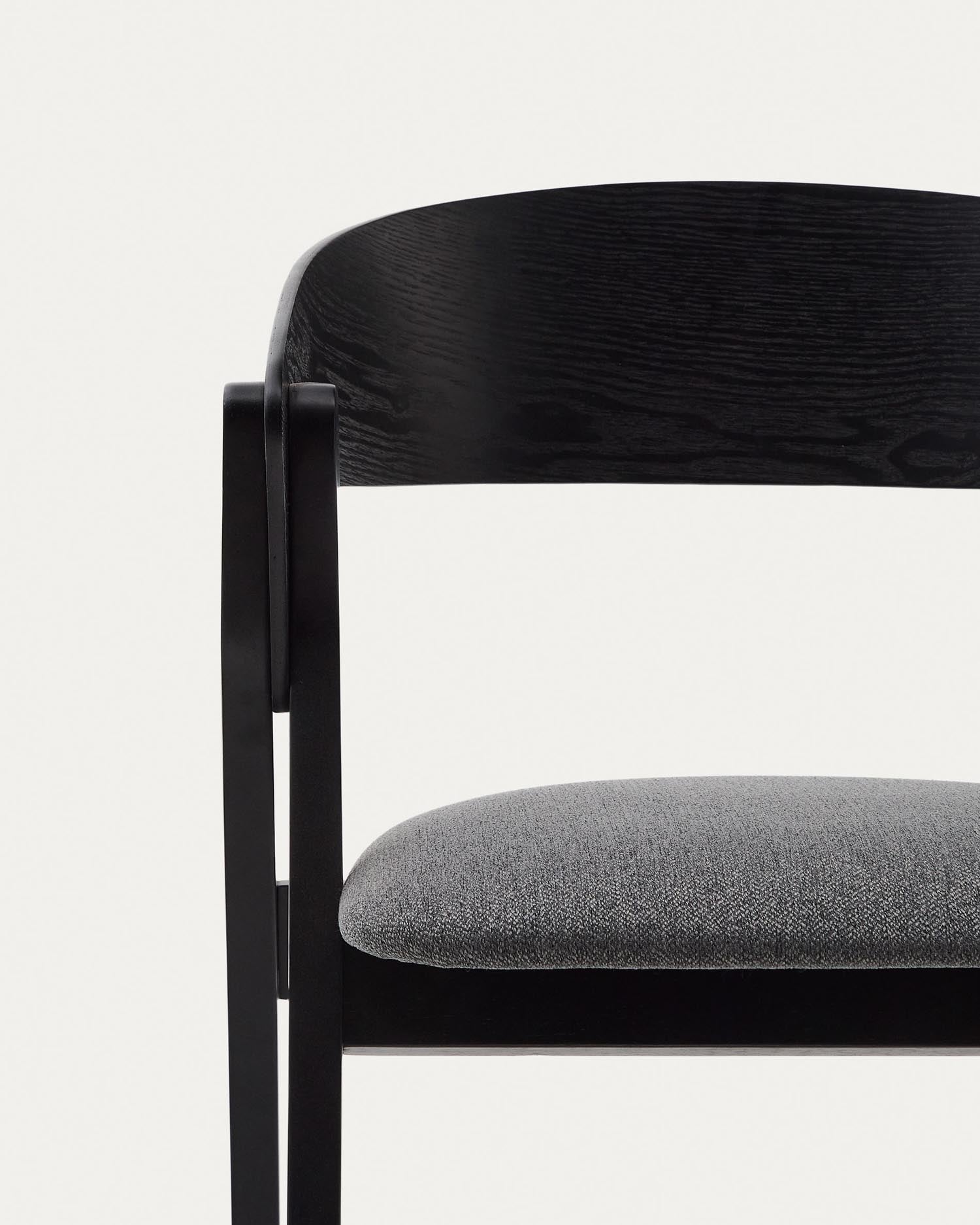 Moderner Stuhl Godia aus Eschefurnier und Kautschukholz, schwarzes Finish, graue Chenille-Polsterung, stilvoll und komfortabel.