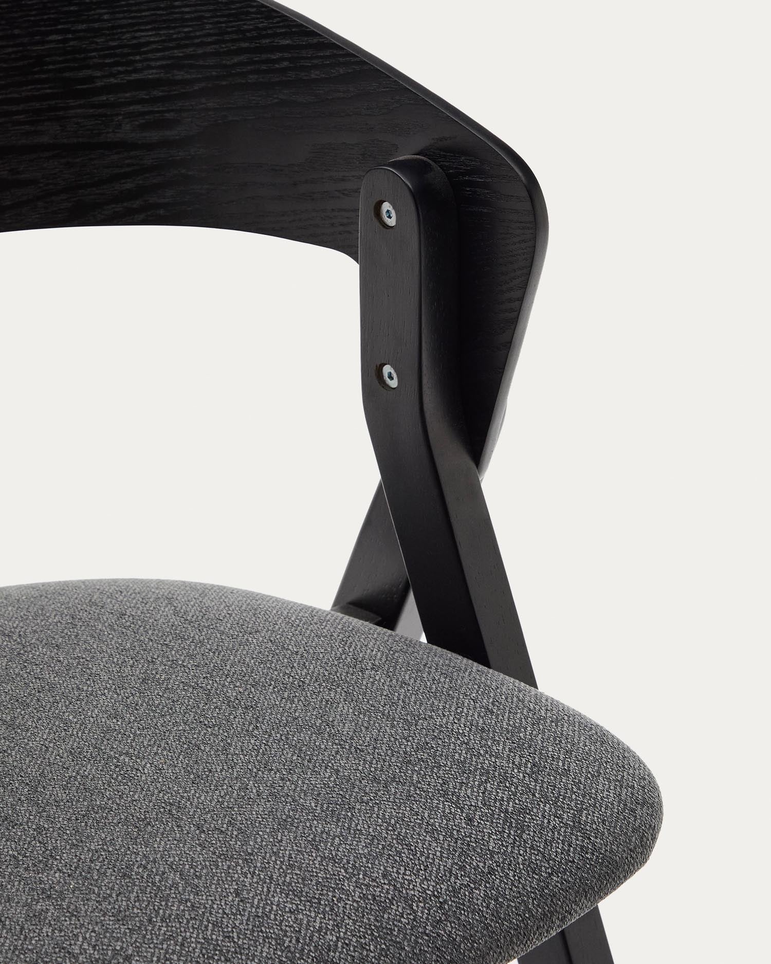 Moderner Stuhl Godia aus Eschefurnier und Kautschukholz, schwarzes Finish, graue Chenille-Polsterung, stilvoll und komfortabel.
