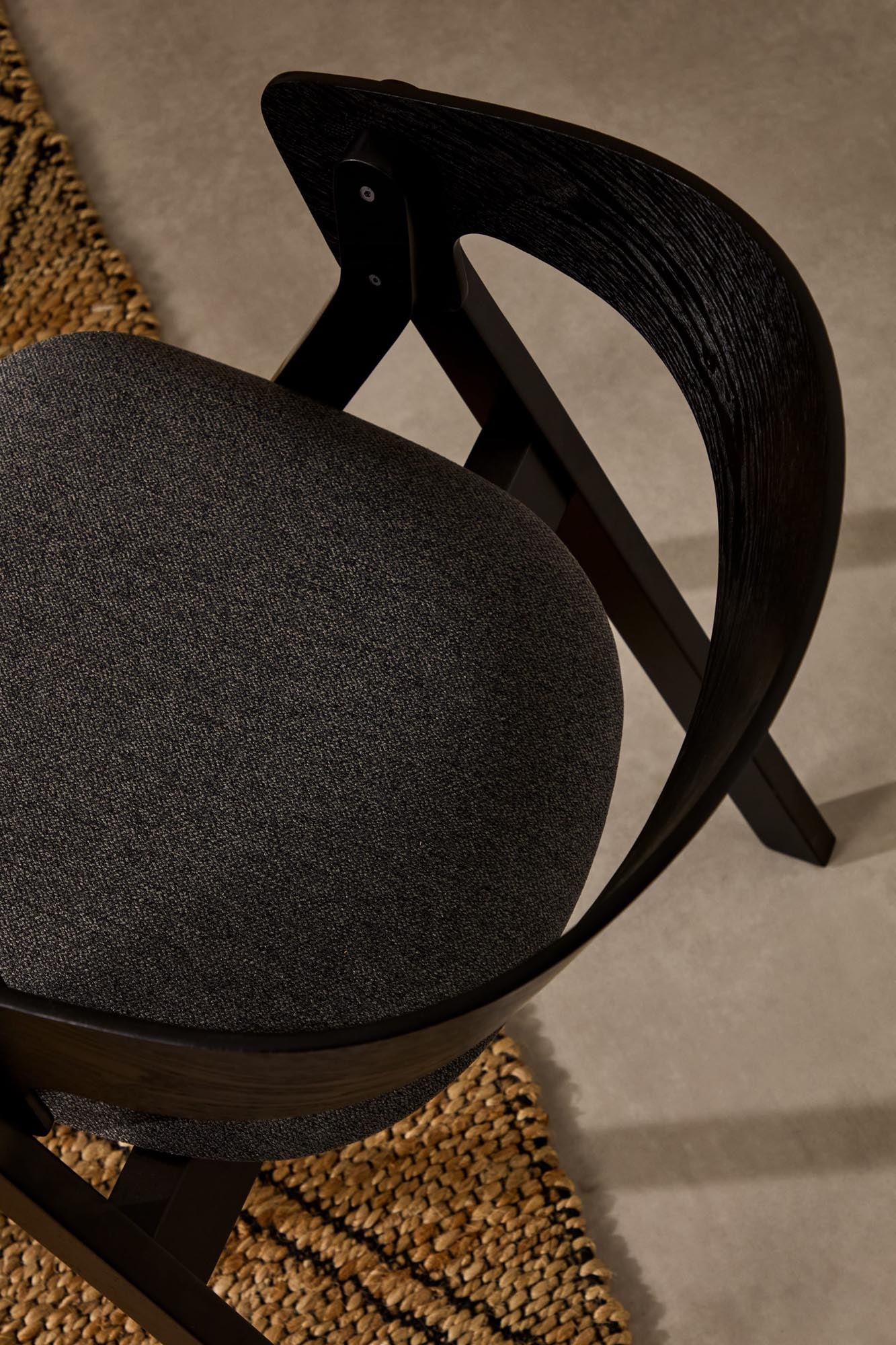 Der Stuhl Godia vereint modernes Design mit nachhaltigen Materialien, bietet hohen Komfort und passt perfekt in jeden Essbereich.