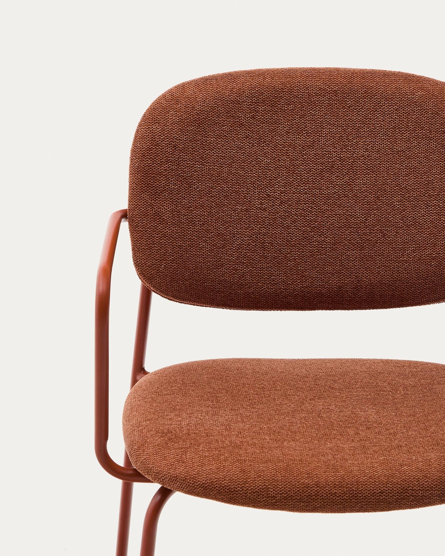 Stuhl Meli aus terrakottafarbener Chenille und terrakottafarbenem Metallgestell FSC Mix Credit in Terrakotta präsentiert im Onlineshop von KAQTU Design AG. Stuhl ist von Kave Home