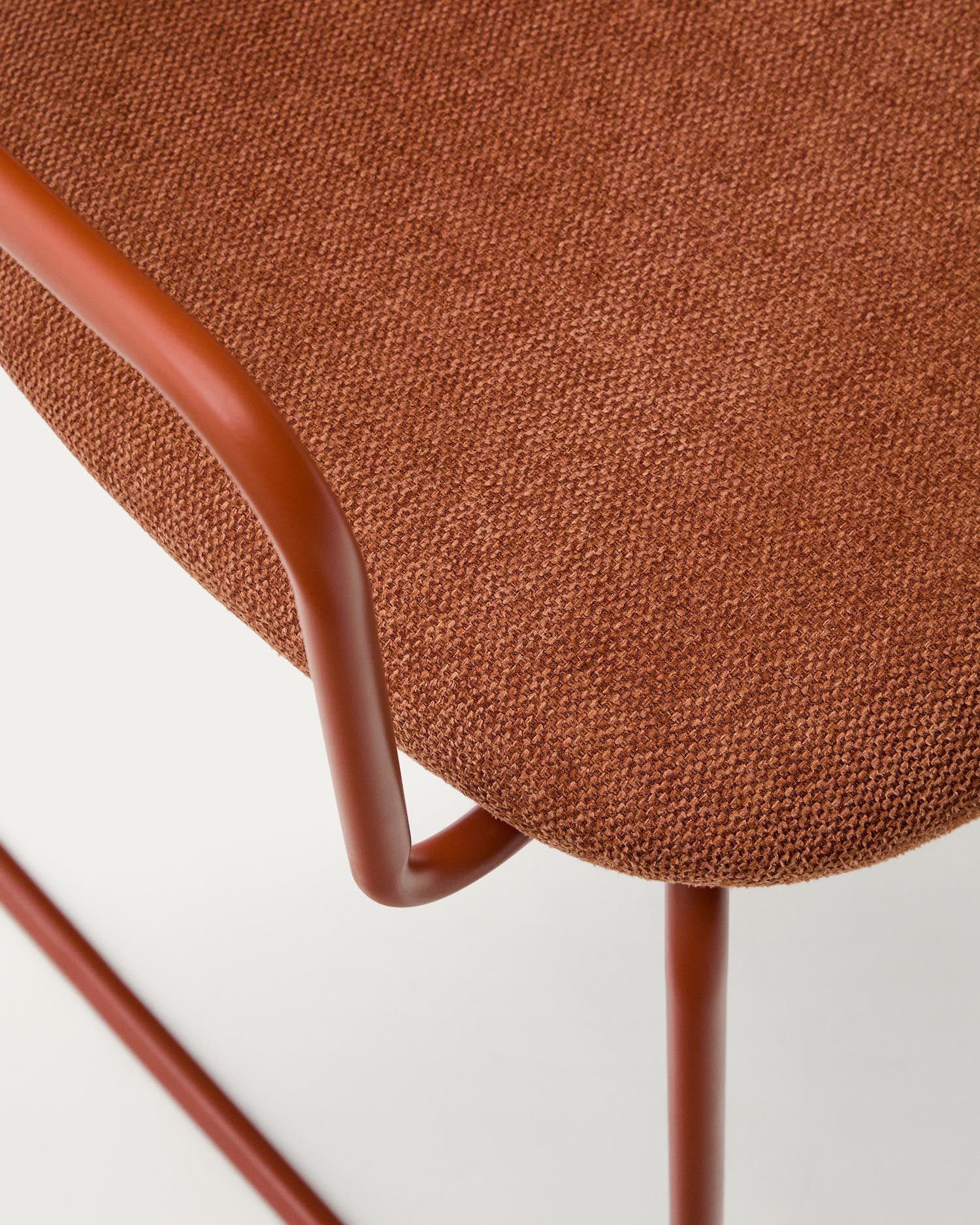 Stuhl Meli aus terrakottafarbener Chenille und terrakottafarbenem Metallgestell FSC Mix Credit in Terrakotta präsentiert im Onlineshop von KAQTU Design AG. Stuhl ist von Kave Home