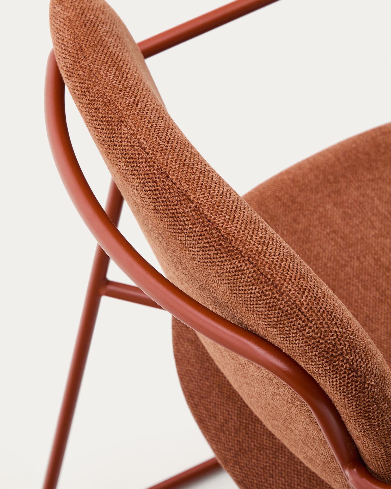 Stuhl Meli aus terrakottafarbener Chenille und terrakottafarbenem Metallgestell FSC Mix Credit in Terrakotta präsentiert im Onlineshop von KAQTU Design AG. Stuhl ist von Kave Home