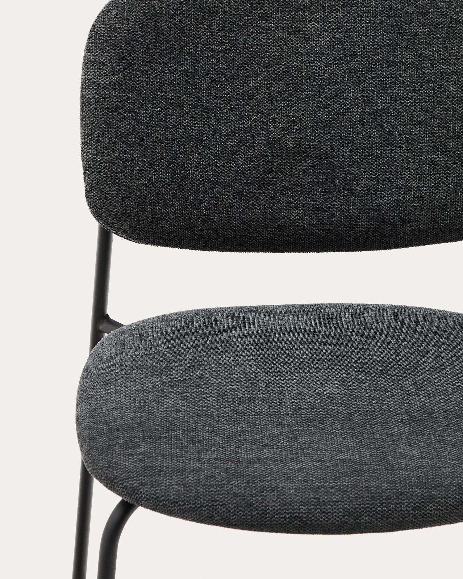 Stapelbarer Stuhl Meli mit grauer Chenille und grauen Metallbeinen FSC Mix Credit in Dunkelgrau präsentiert im Onlineshop von KAQTU Design AG. Stuhl ist von Kave Home