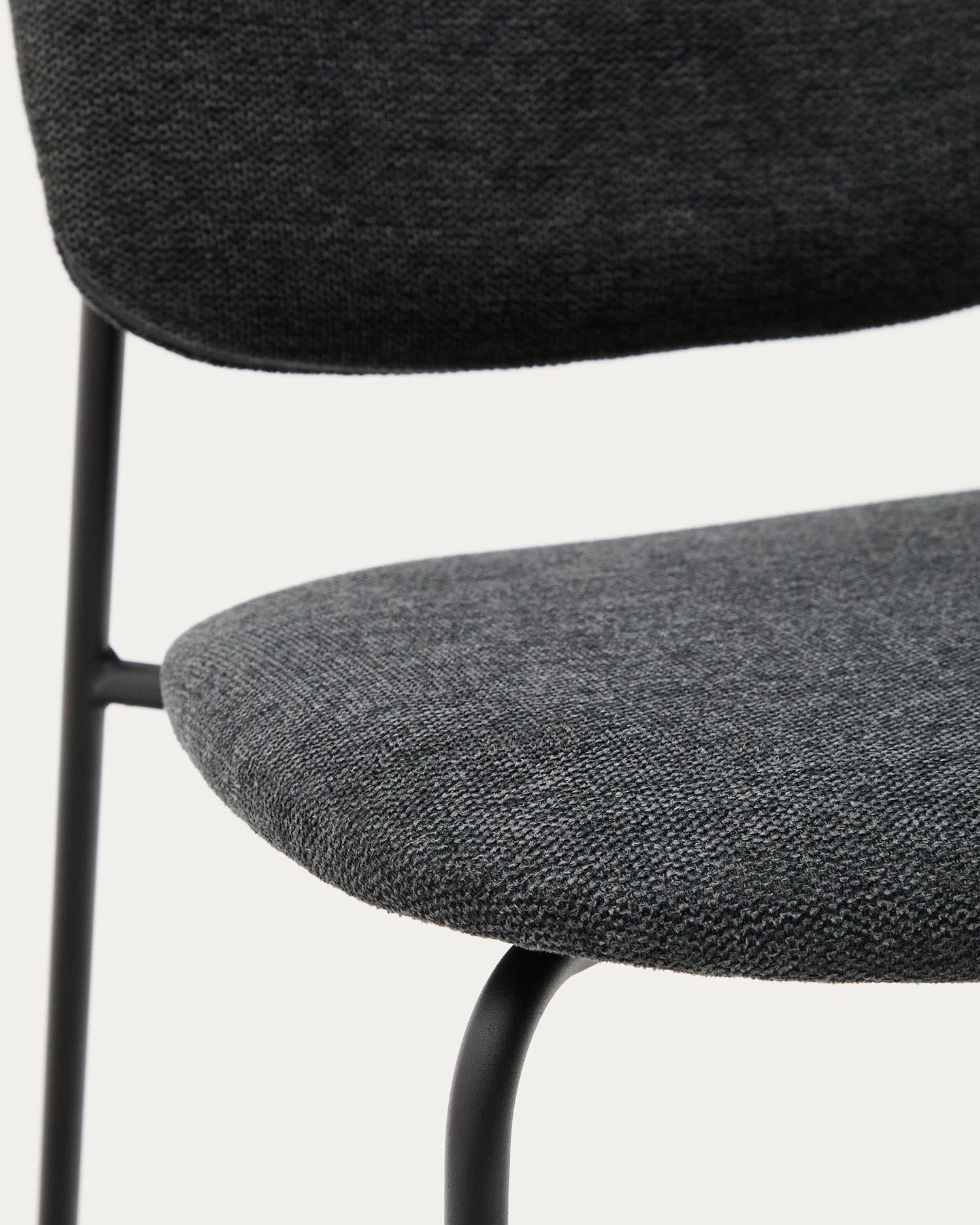 Stapelbarer Stuhl Meli mit grauer Chenille und grauen Metallbeinen FSC Mix Credit in Dunkelgrau präsentiert im Onlineshop von KAQTU Design AG. Stuhl ist von Kave Home
